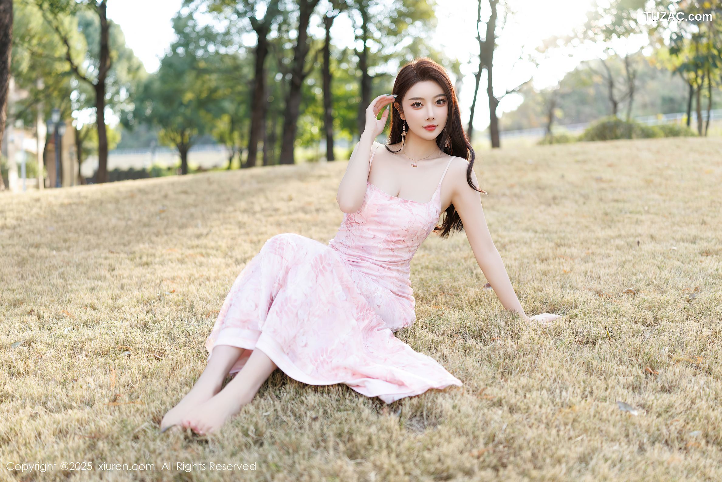 XiuRen秀人网-9886-杨晨晨Yome-户外粉色吊带礼裙-浅粉睡裙湿身-珠链内衣-2025.02.14