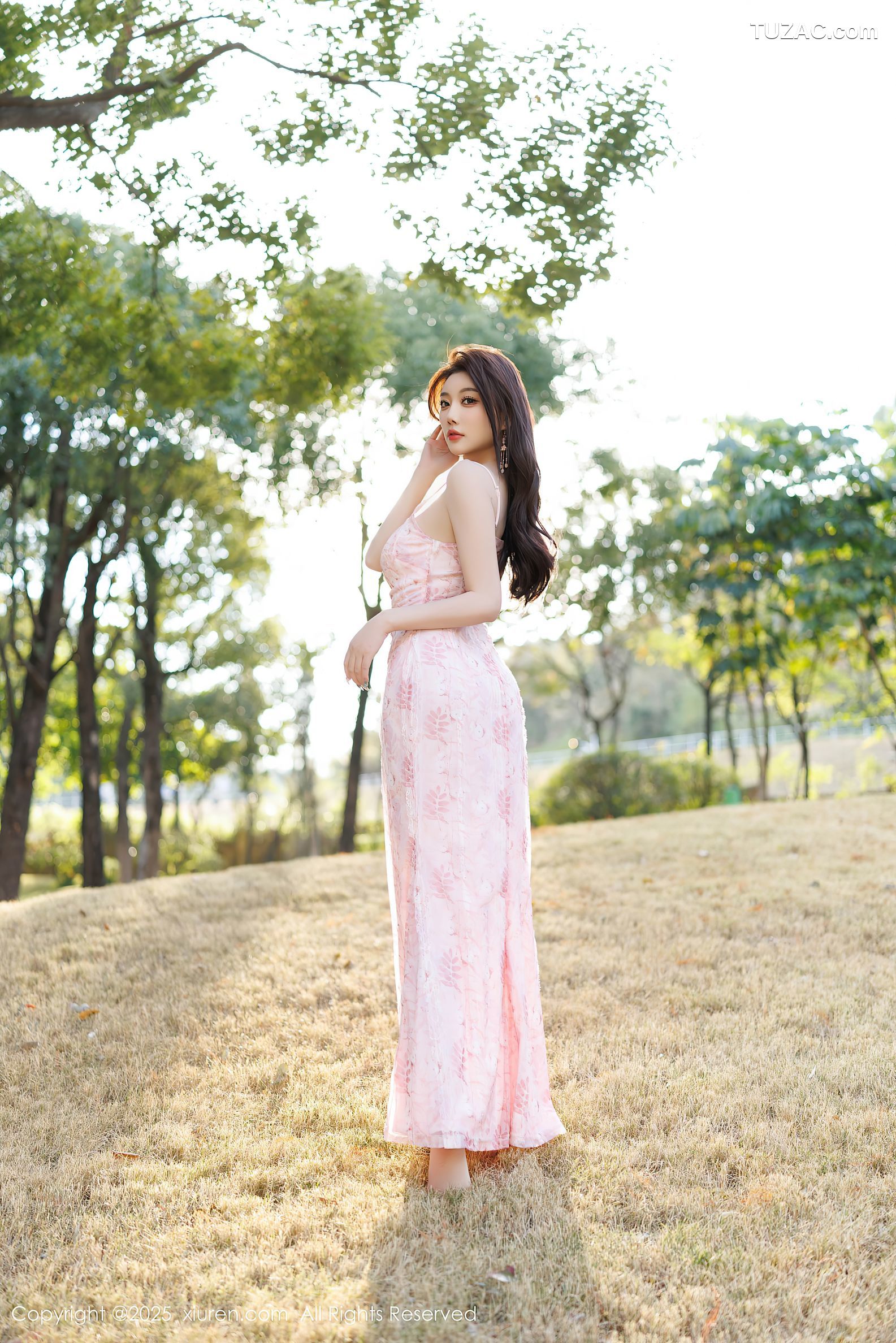 XiuRen秀人网-9886-杨晨晨Yome-户外粉色吊带礼裙-浅粉睡裙湿身-珠链内衣-2025.02.14