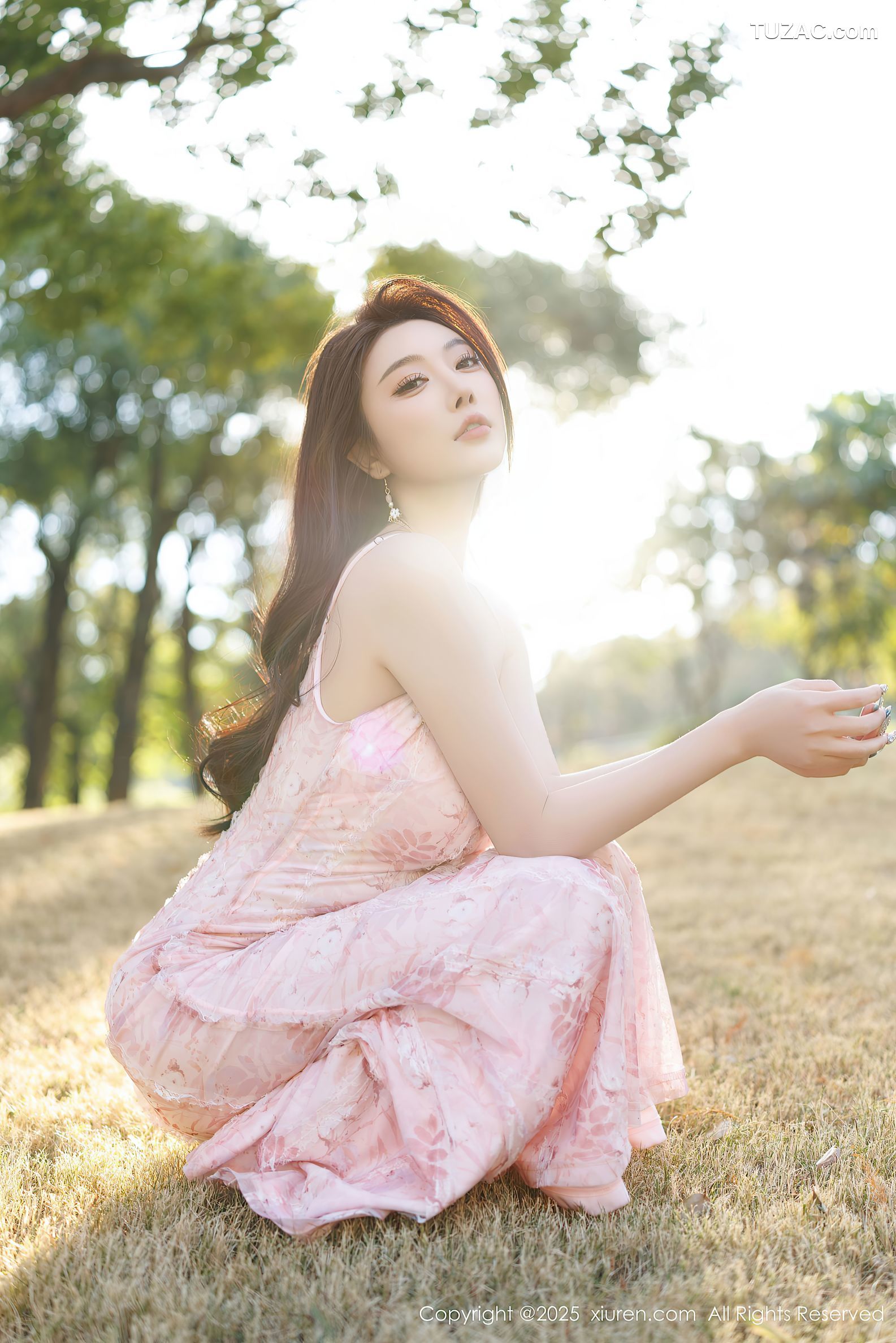 XiuRen秀人网-9886-杨晨晨Yome-户外粉色吊带礼裙-浅粉睡裙湿身-珠链内衣-2025.02.14