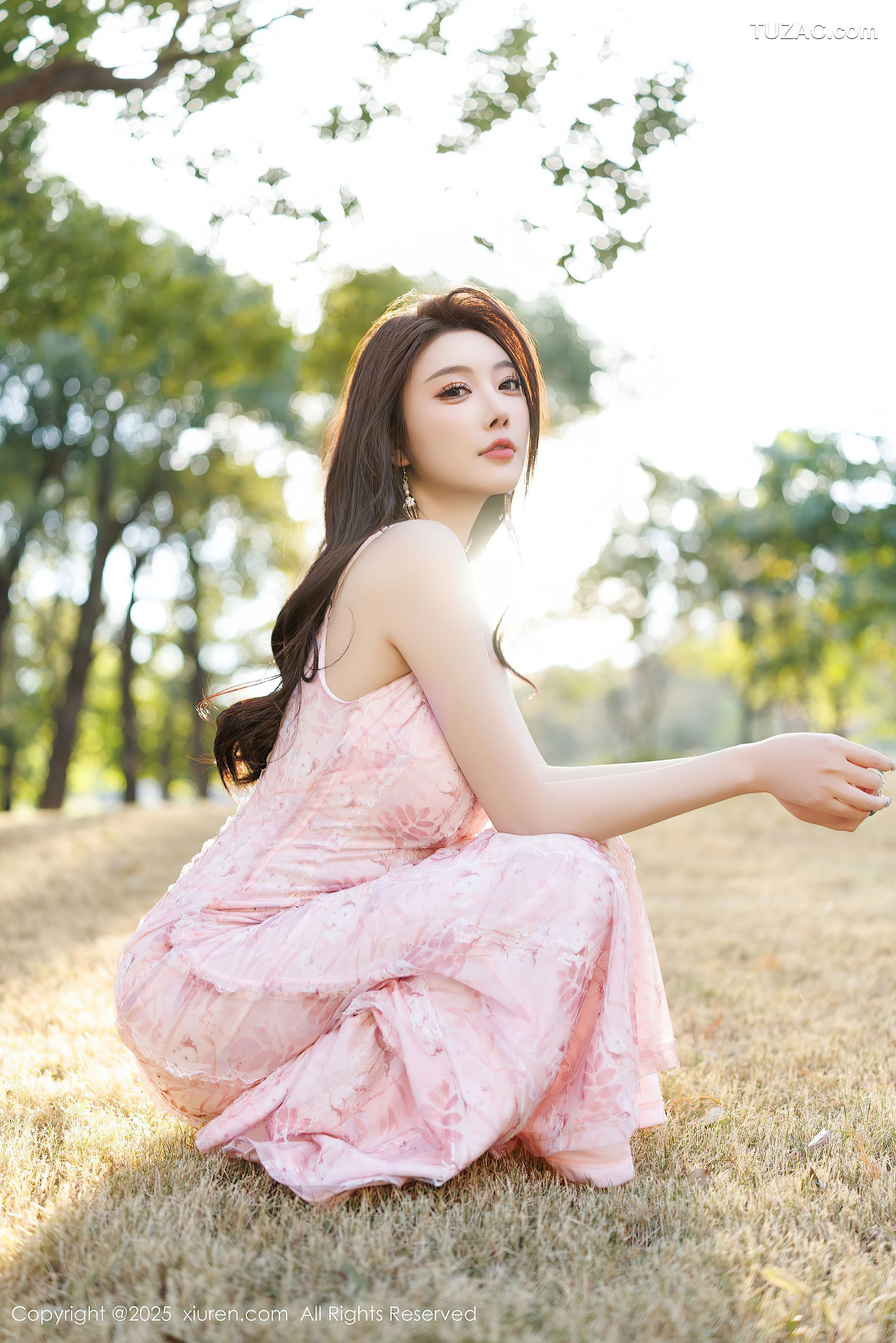 XiuRen秀人网-9886-杨晨晨Yome-户外粉色吊带礼裙-浅粉睡裙湿身-珠链内衣-2025.02.14