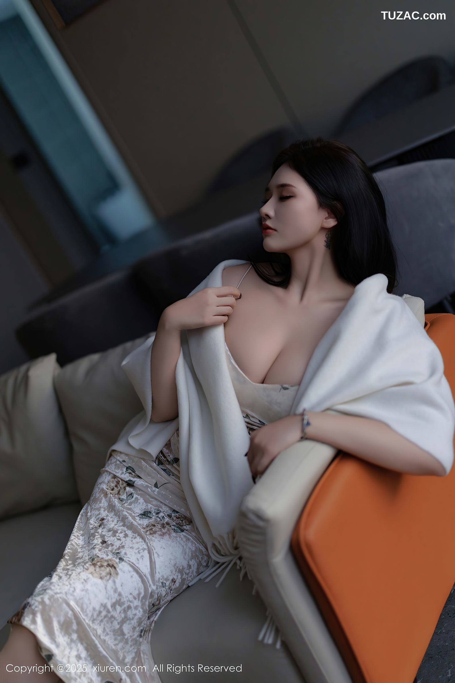 XiuRen秀人网-9899-娜比-白色披肩白色吊带紧身长裙紫色内衣-2025.02.18