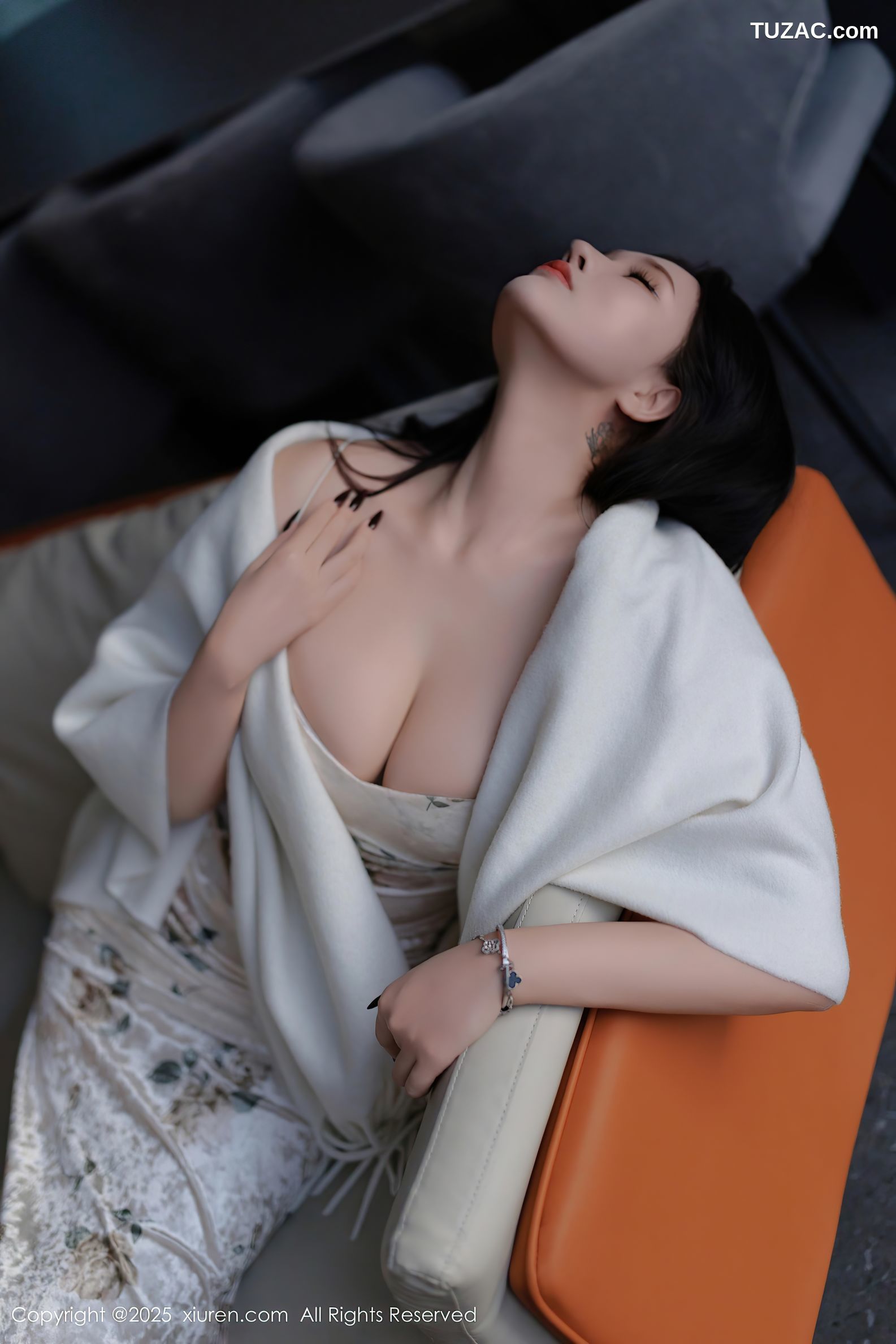 XiuRen秀人网-9899-娜比-白色披肩白色吊带紧身长裙紫色内衣-2025.02.18