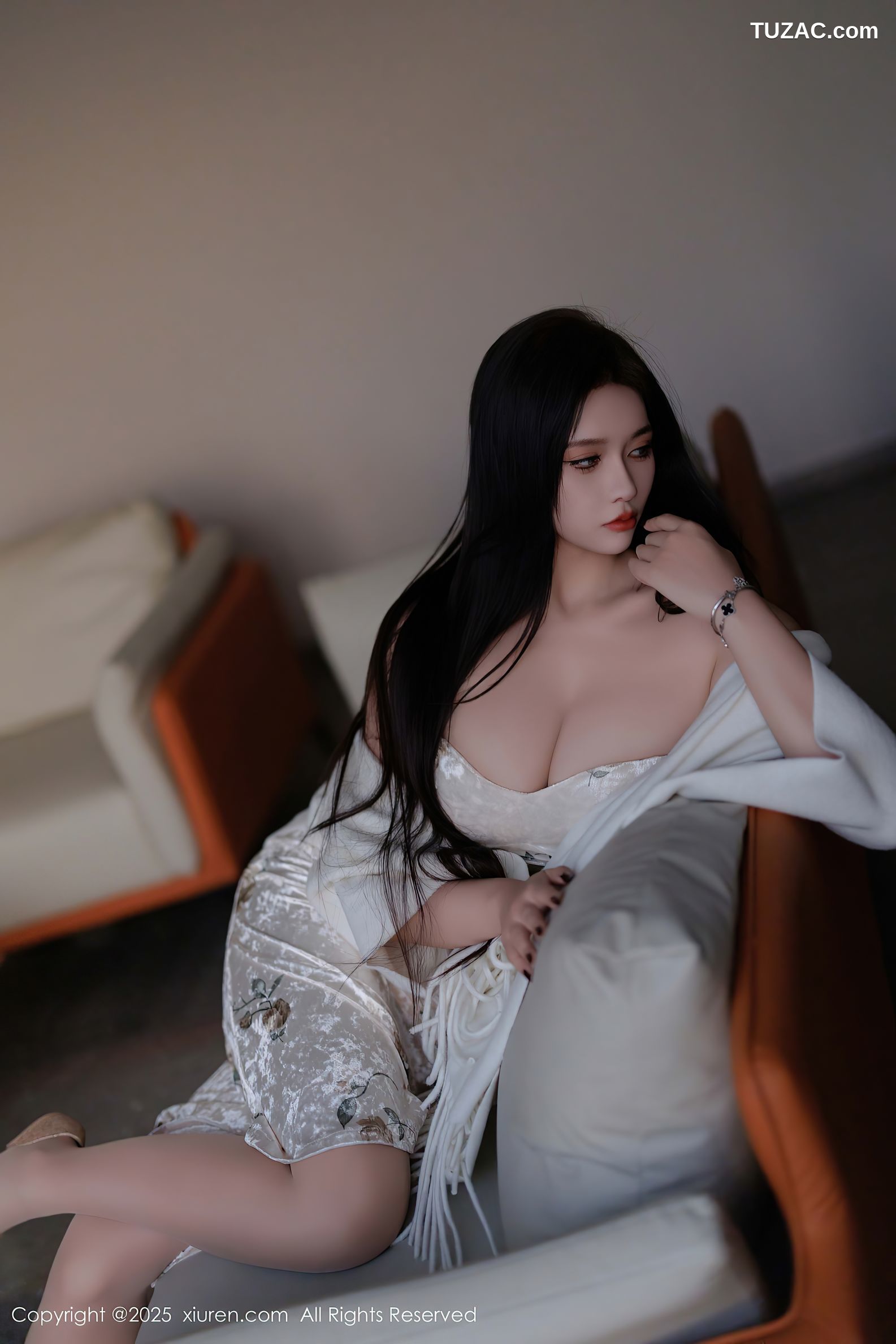 XiuRen秀人网-9899-娜比-白色披肩白色吊带紧身长裙紫色内衣-2025.02.18