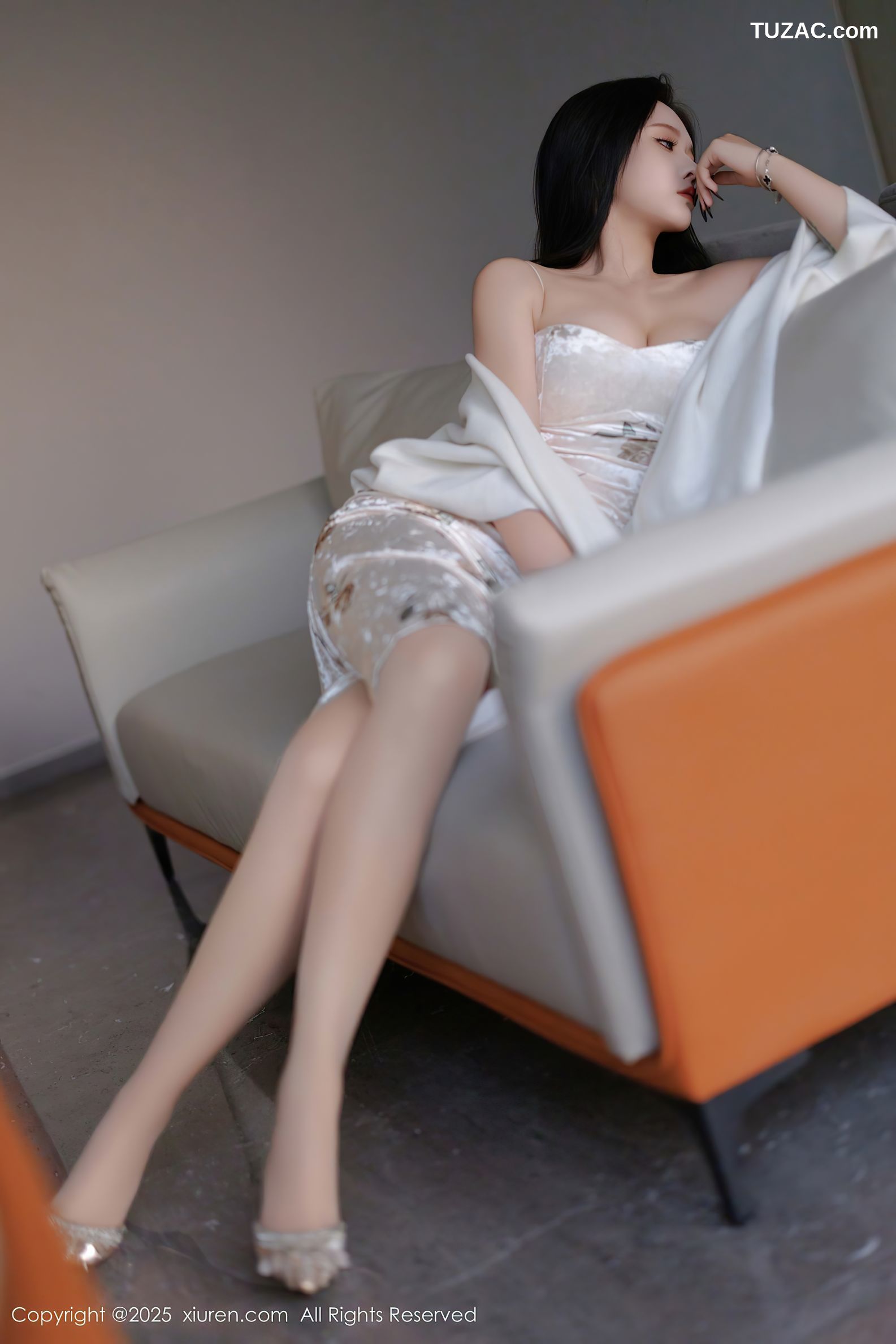 XiuRen秀人网-9899-娜比-白色披肩白色吊带紧身长裙紫色内衣-2025.02.18