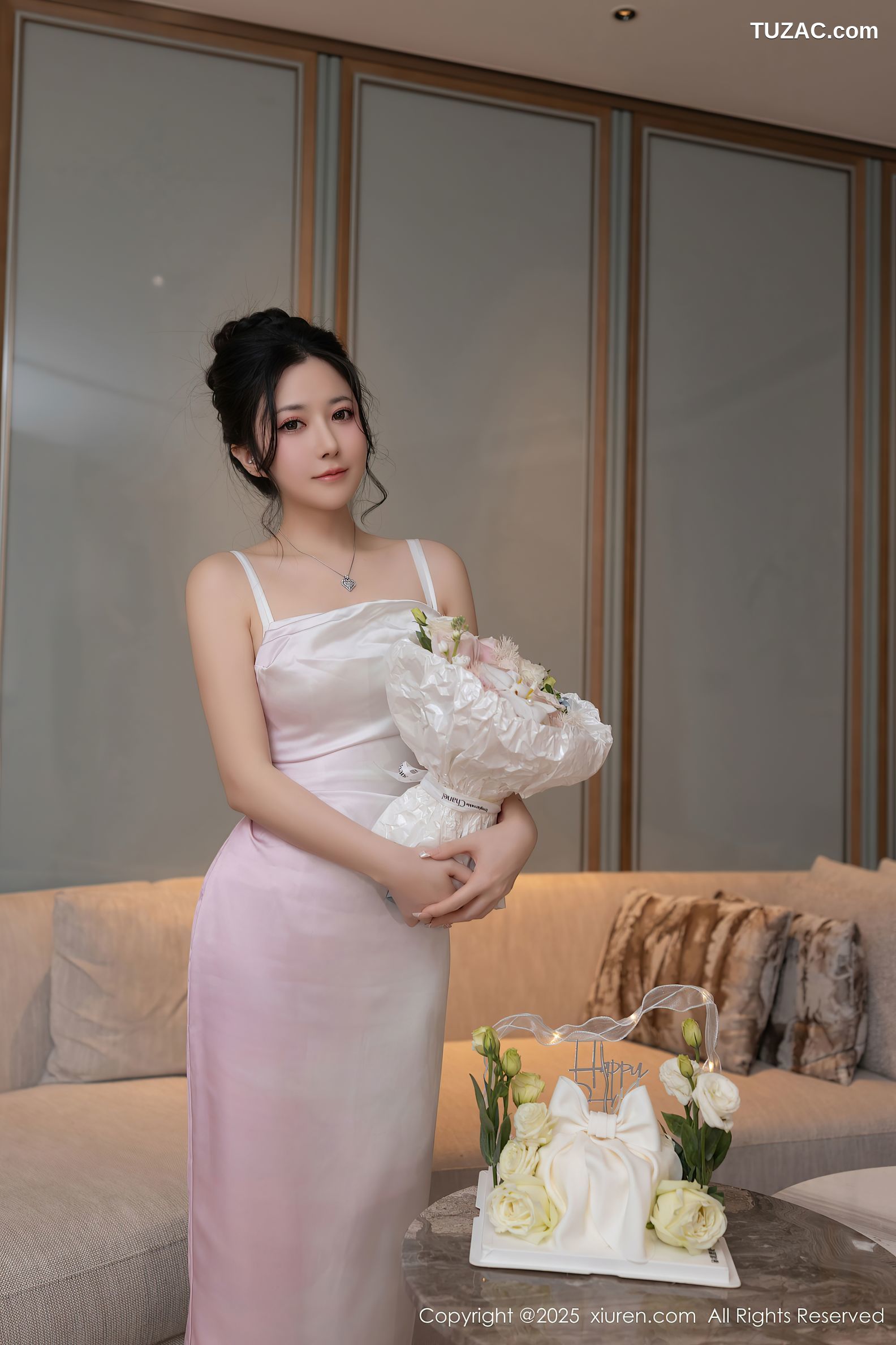 XiuRen秀人网-9907-鱼子酱Fish-白色吊带礼裙玫瑰花束白色内衣爆乳-2025.02.19