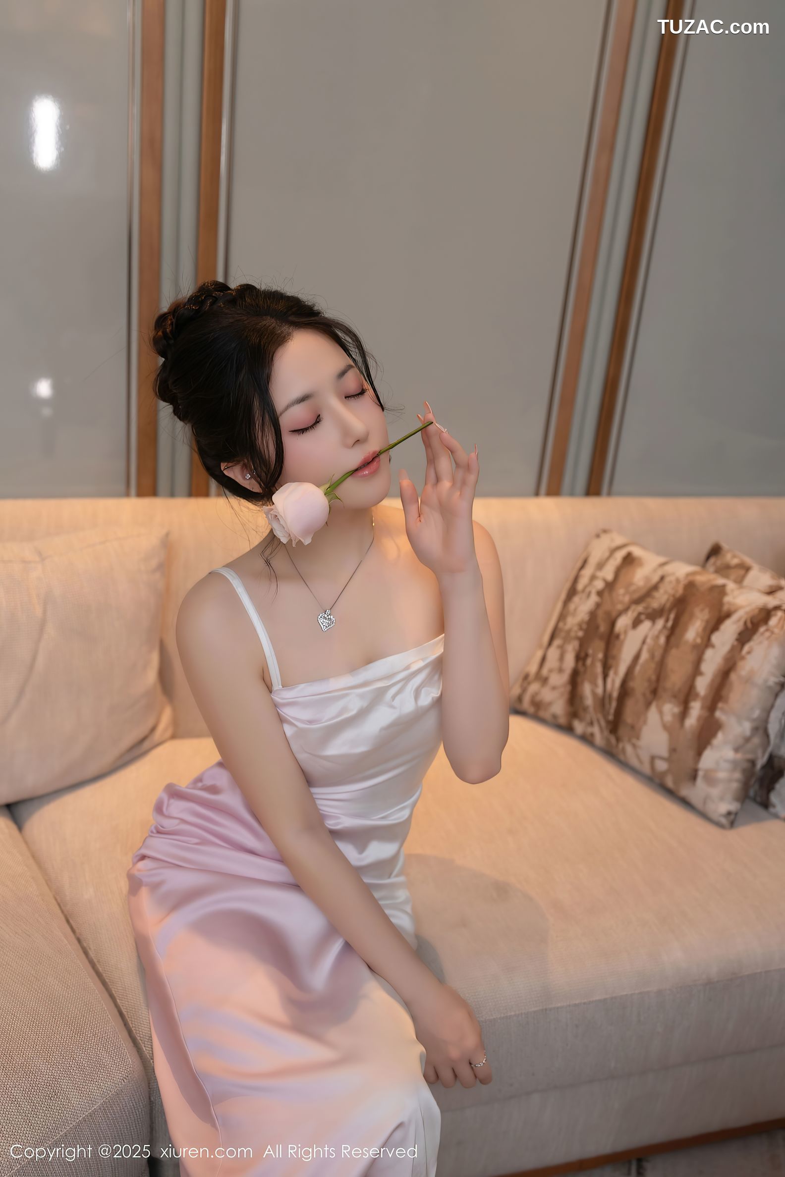 XiuRen秀人网-9907-鱼子酱Fish-白色吊带礼裙玫瑰花束白色内衣爆乳-2025.02.19