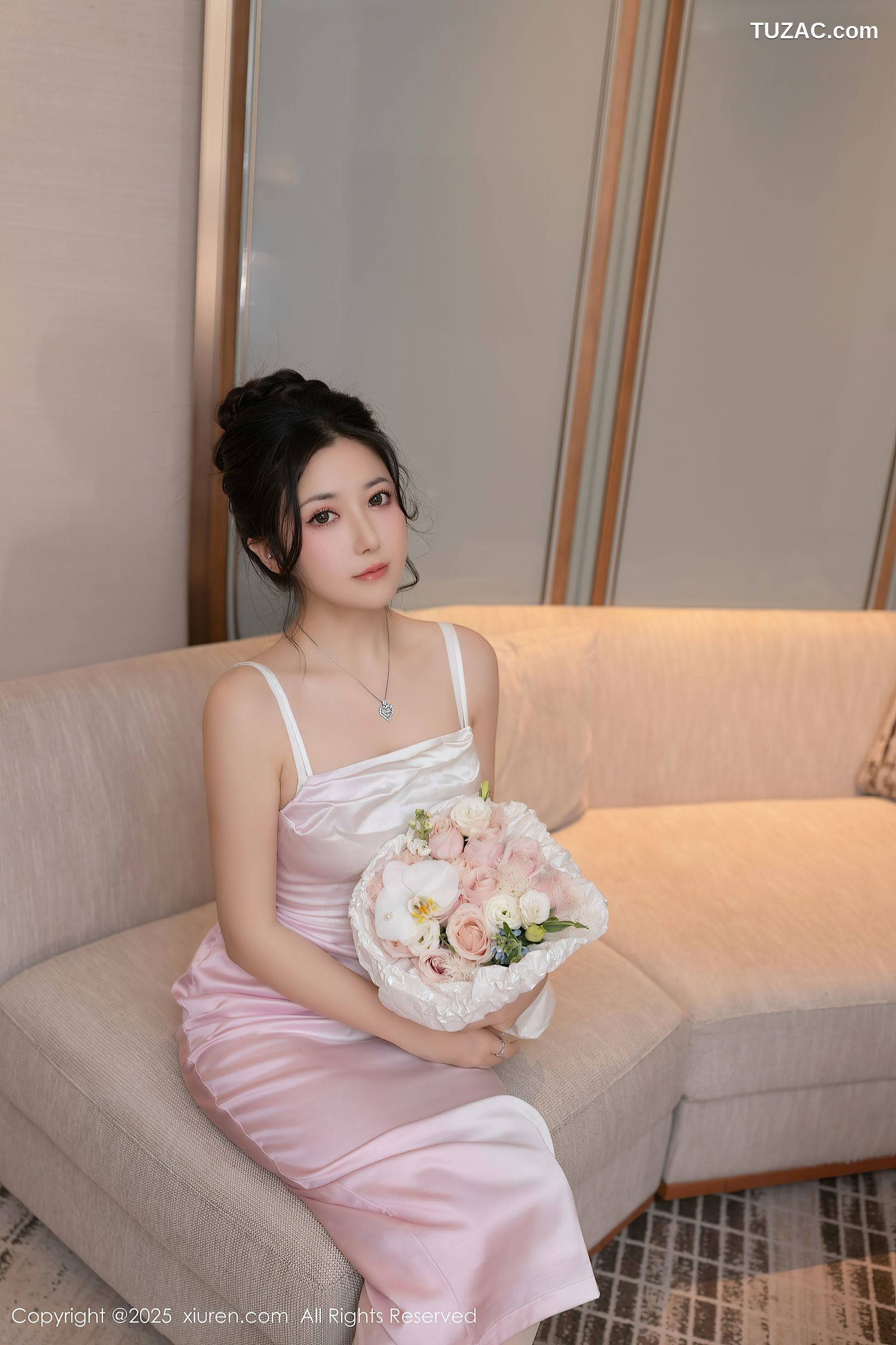 XiuRen秀人网-9907-鱼子酱Fish-白色吊带礼裙玫瑰花束白色内衣爆乳-2025.02.19