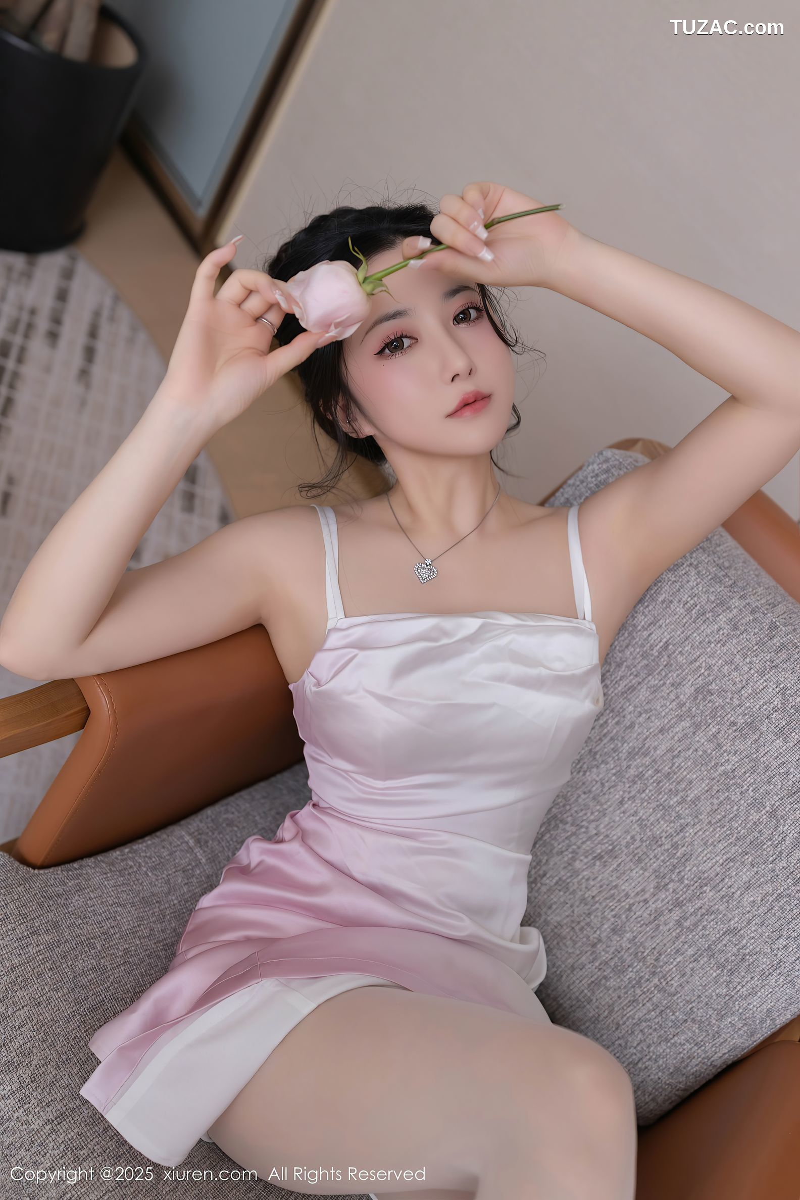 XiuRen秀人网-9907-鱼子酱Fish-白色吊带礼裙玫瑰花束白色内衣爆乳-2025.02.19