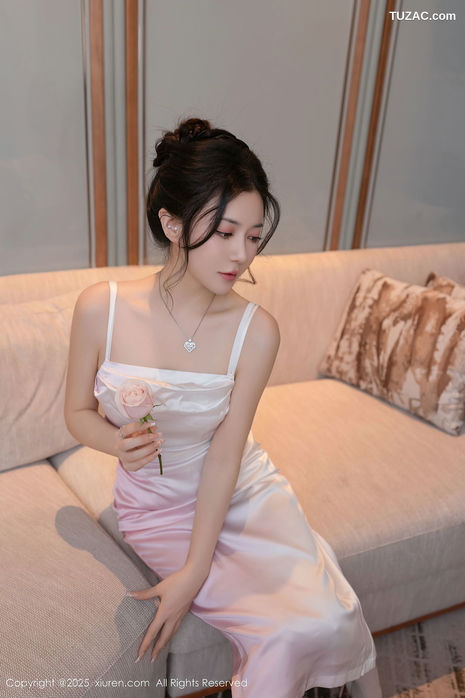 XiuRen秀人网-9907-鱼子酱Fish-白色吊带礼裙玫瑰花束白色内衣爆乳-2025.02.19