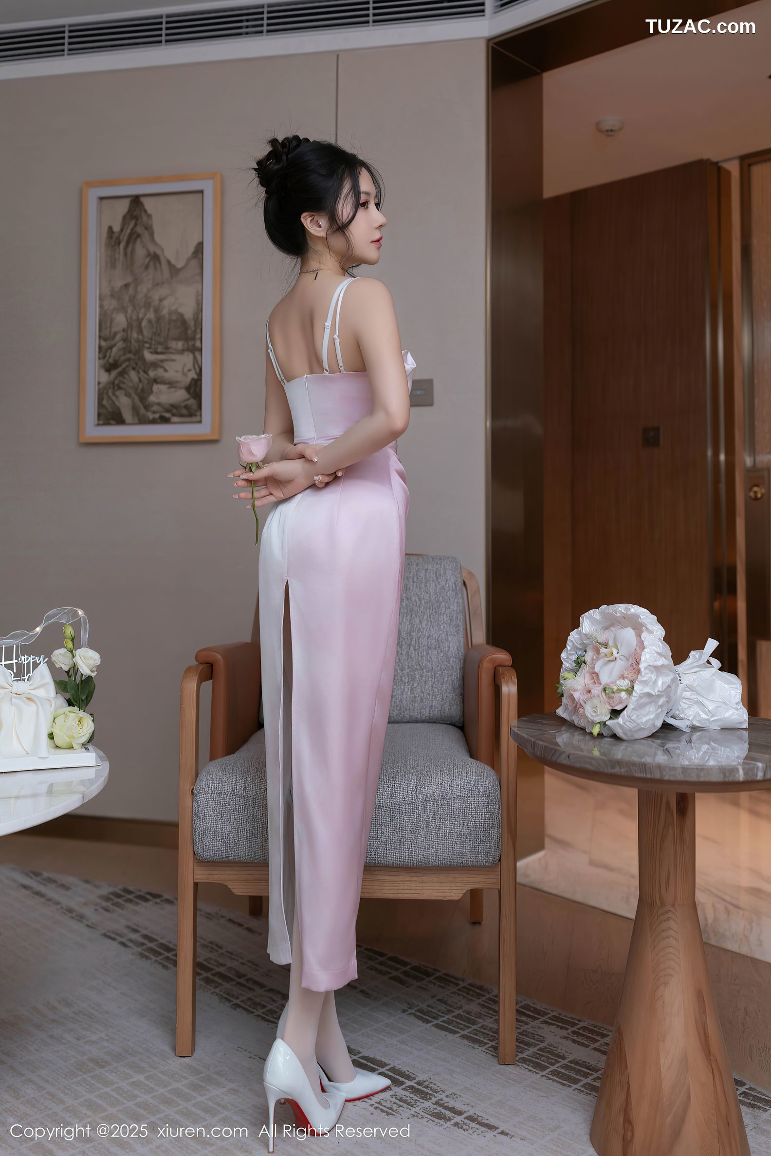 XiuRen秀人网-9907-鱼子酱Fish-白色吊带礼裙玫瑰花束白色内衣爆乳-2025.02.19