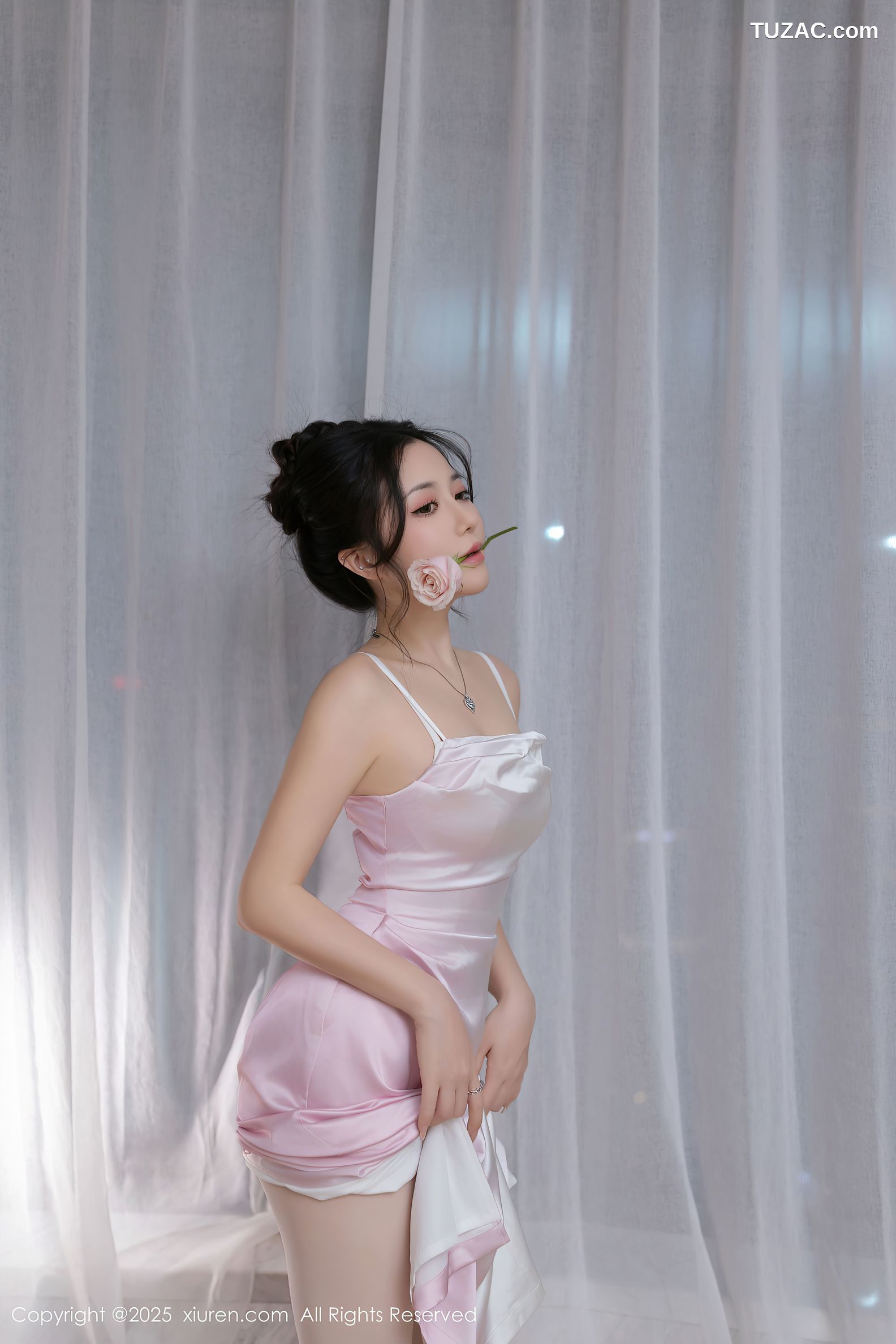 XiuRen秀人网-9907-鱼子酱Fish-白色吊带礼裙玫瑰花束白色内衣爆乳-2025.02.19