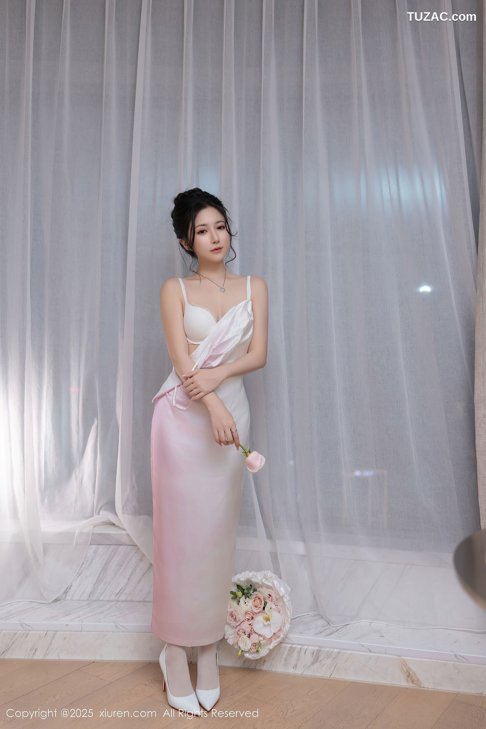 XiuRen秀人网-9907-鱼子酱Fish-白色吊带礼裙玫瑰花束白色内衣爆乳-2025.02.19