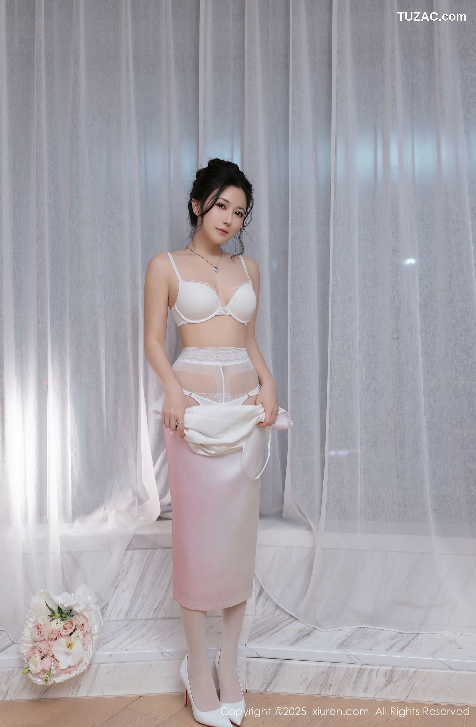 XiuRen秀人网-9907-鱼子酱Fish-白色吊带礼裙玫瑰花束白色内衣爆乳-2025.02.19