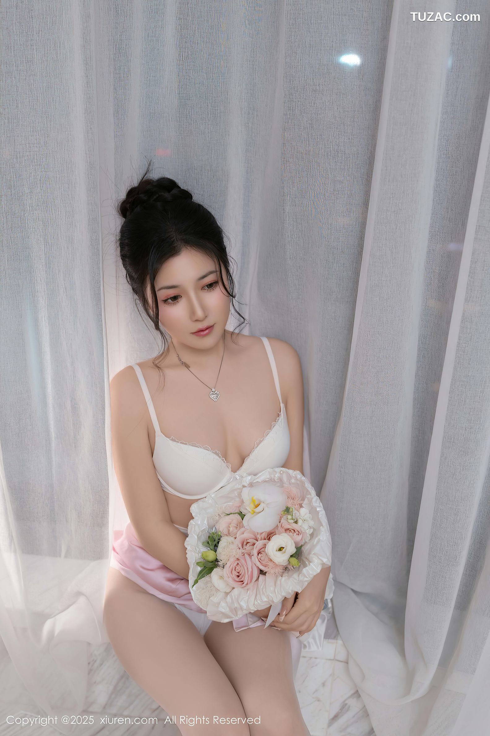 XiuRen秀人网-9907-鱼子酱Fish-白色吊带礼裙玫瑰花束白色内衣爆乳-2025.02.19