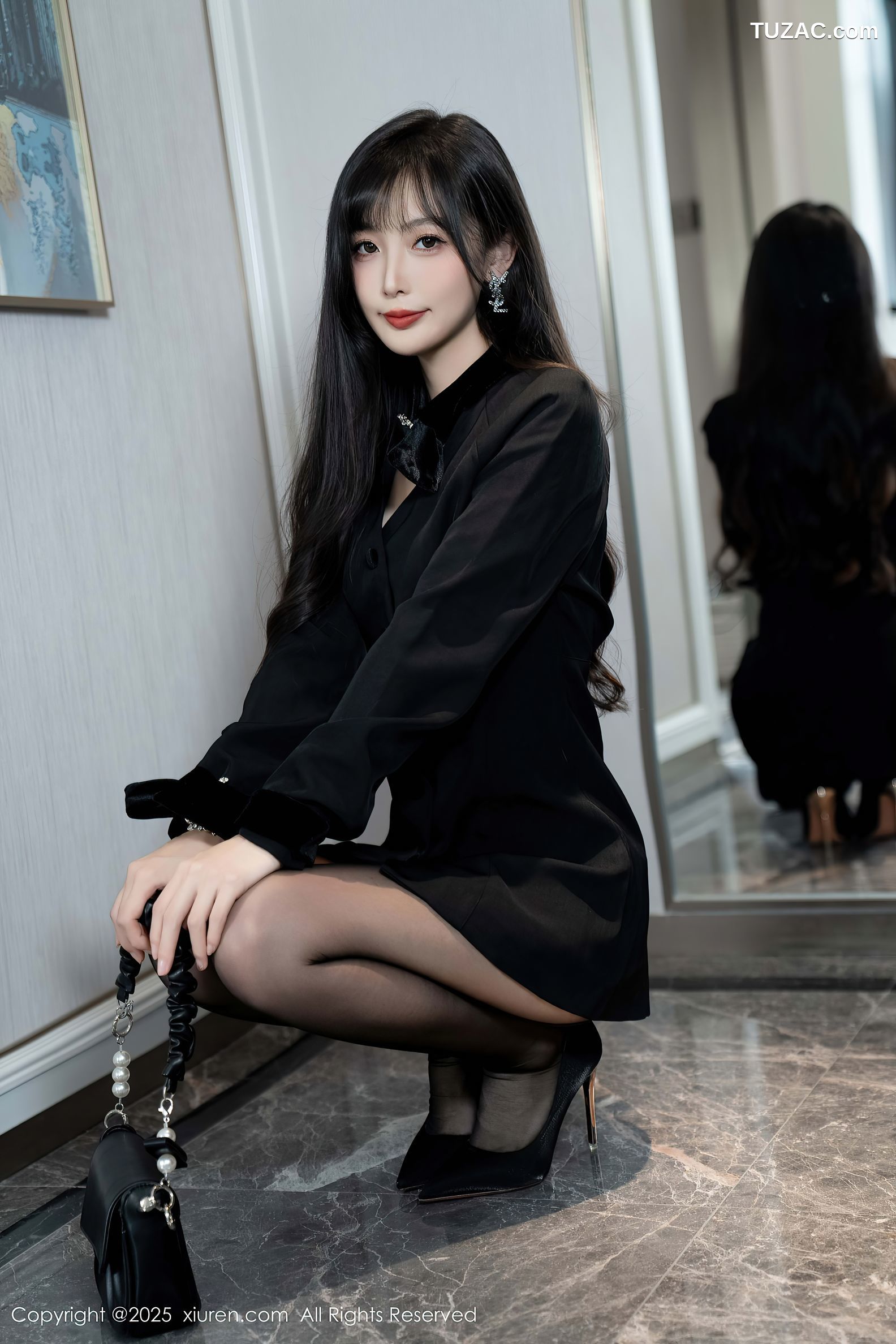 XiuRen秀人网-9918-樱桃小阑子-黑色短大衣白色内衣黑丝-2025.02.21