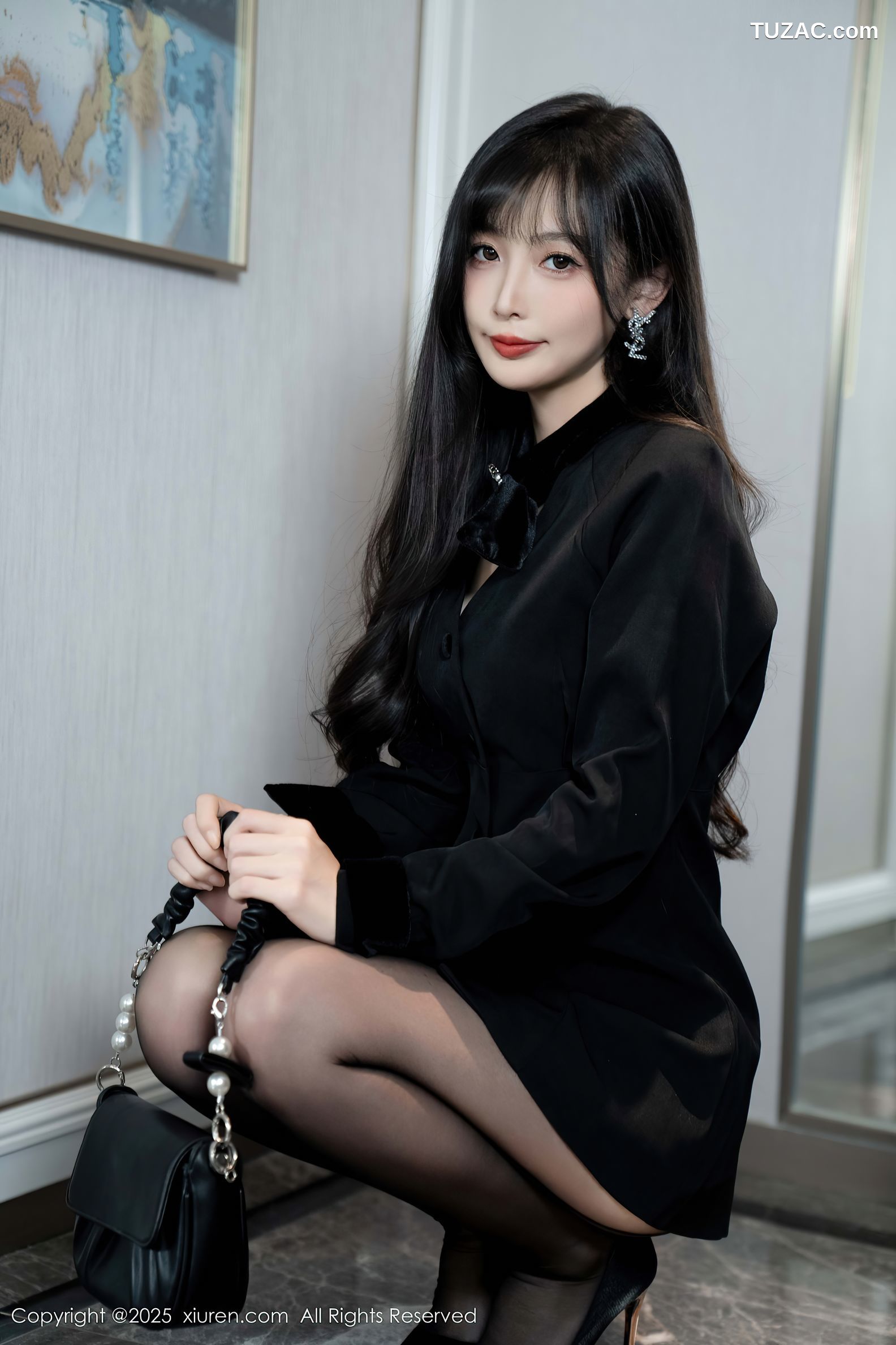 XiuRen秀人网-9918-樱桃小阑子-黑色短大衣白色内衣黑丝-2025.02.21