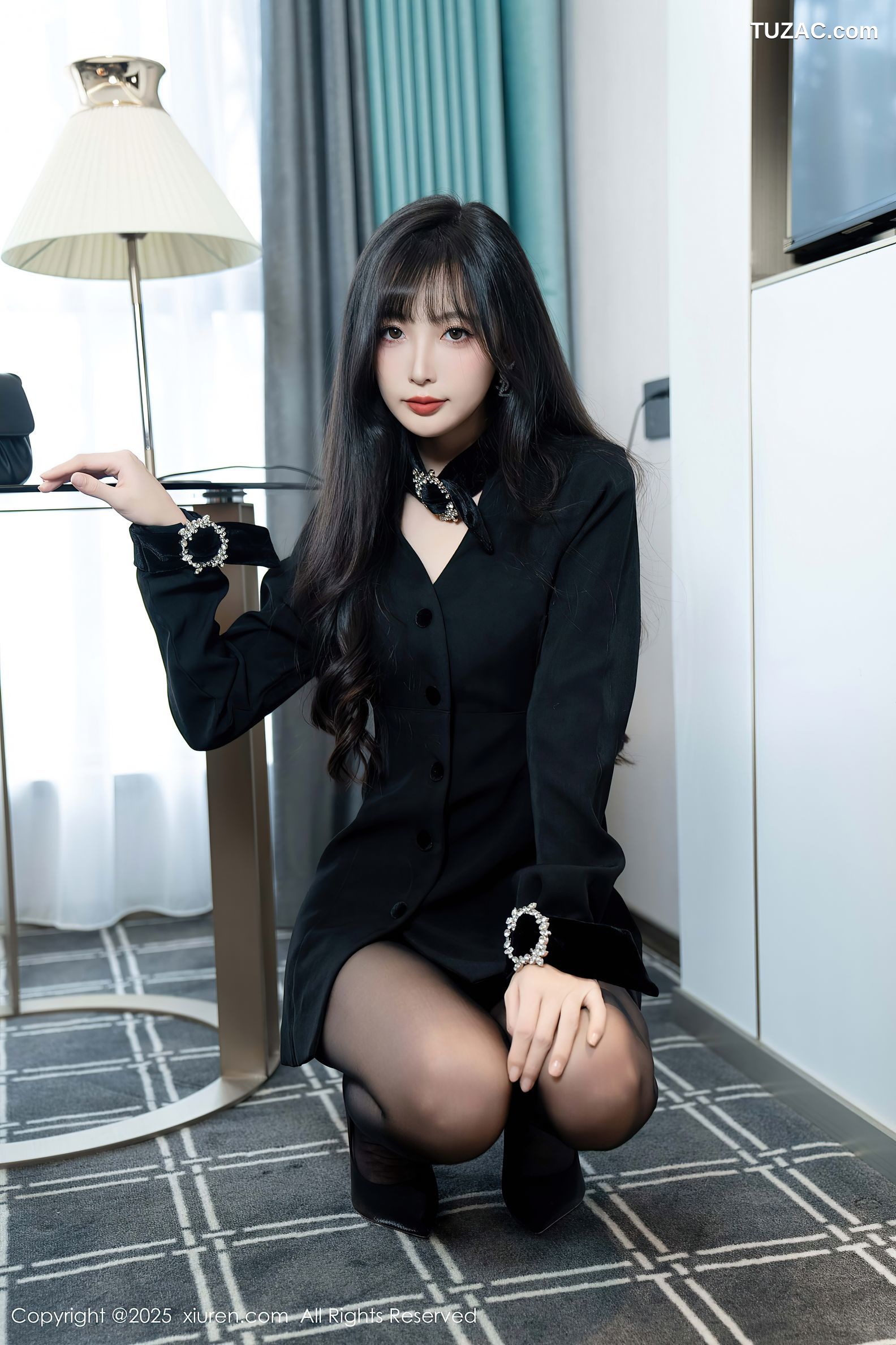 XiuRen秀人网-9918-樱桃小阑子-黑色短大衣白色内衣黑丝-2025.02.21