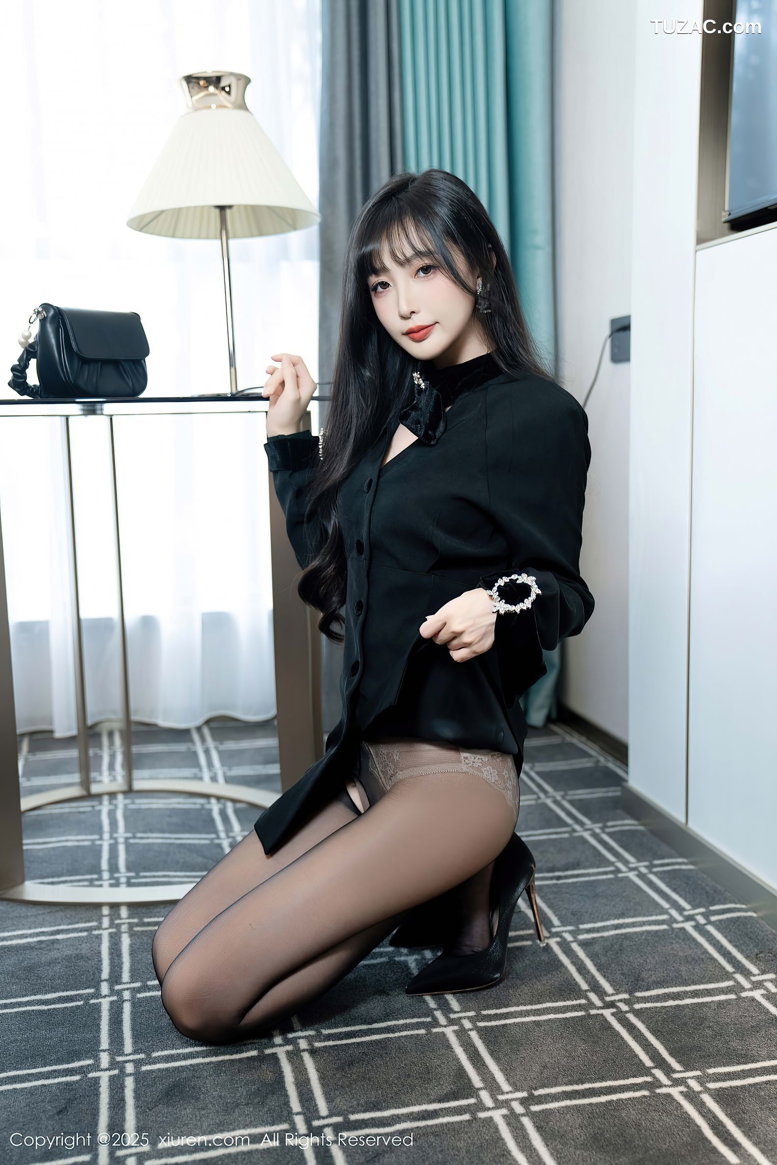 XiuRen秀人网-9918-樱桃小阑子-黑色短大衣白色内衣黑丝-2025.02.21