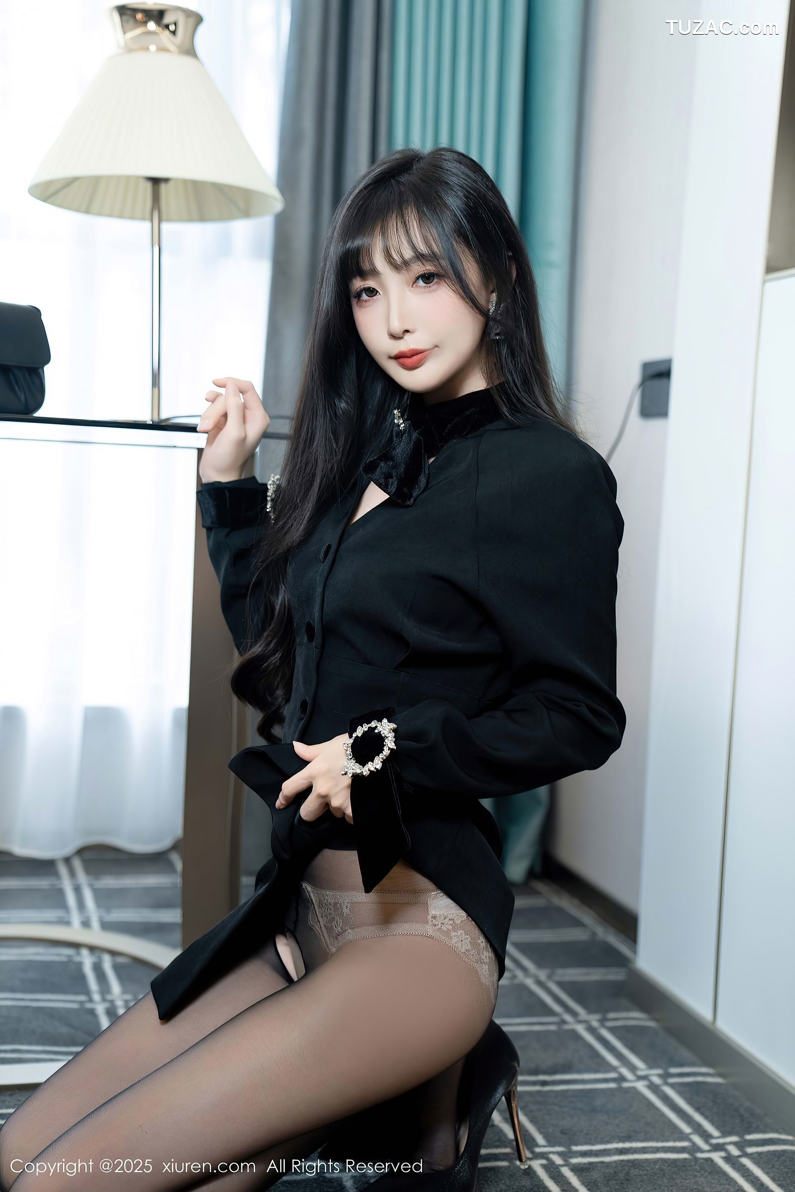 XiuRen秀人网-9918-樱桃小阑子-黑色短大衣白色内衣黑丝-2025.02.21