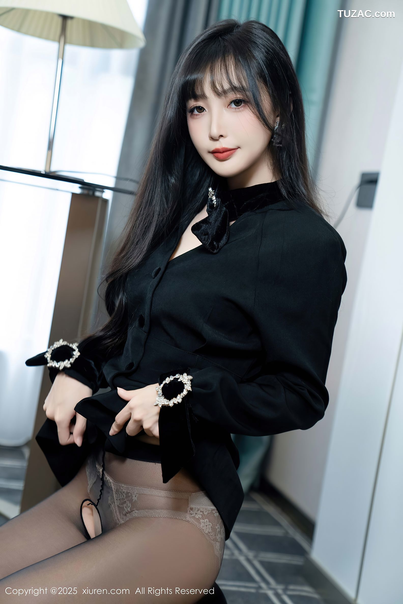 XiuRen秀人网-9918-樱桃小阑子-黑色短大衣白色内衣黑丝-2025.02.21