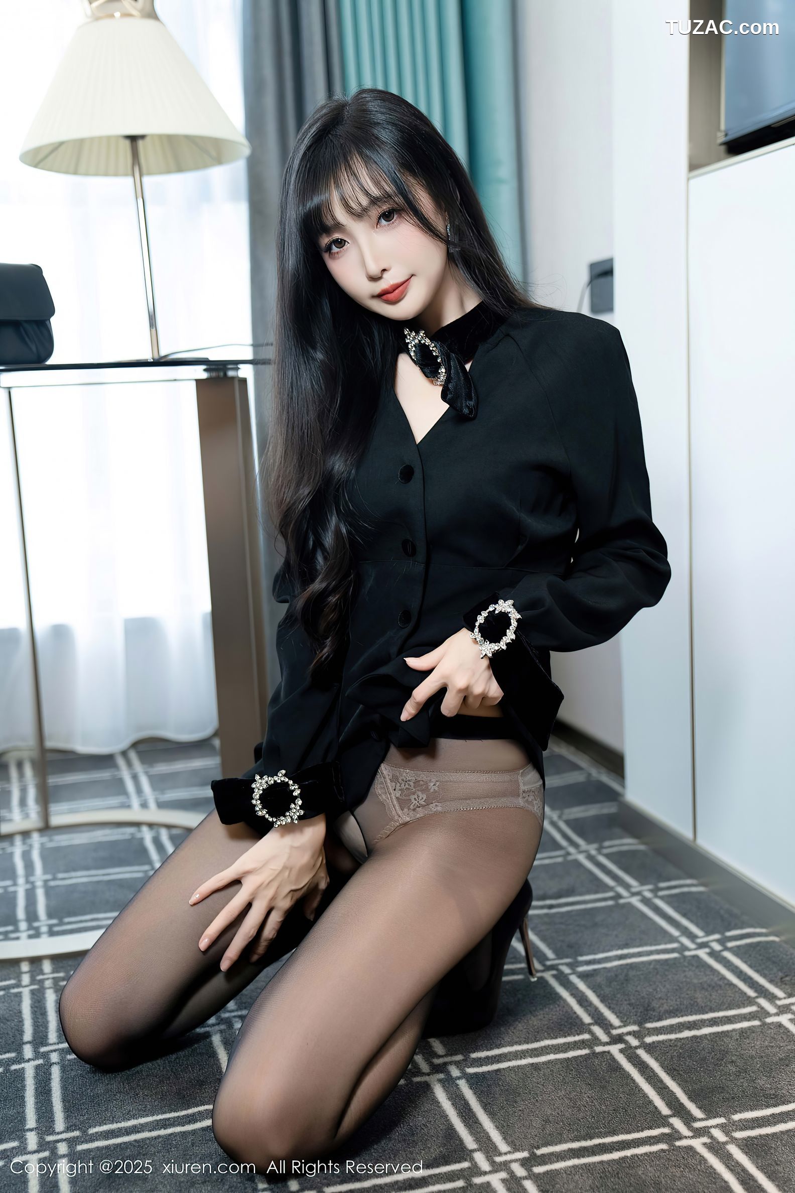 XiuRen秀人网-9918-樱桃小阑子-黑色短大衣白色内衣黑丝-2025.02.21