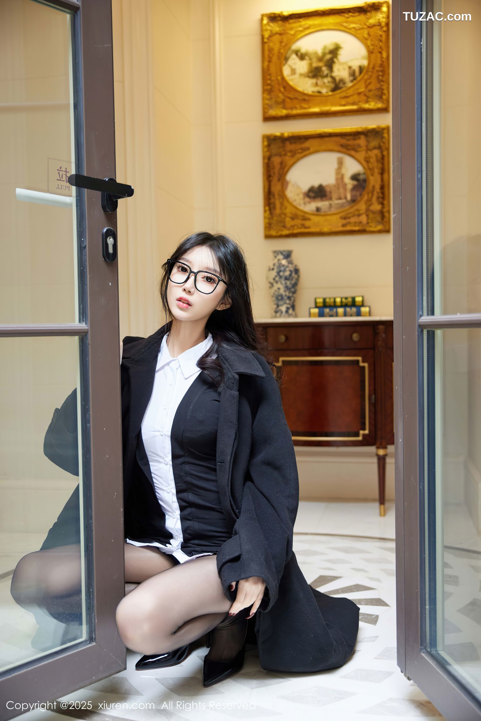 XiuRen秀人网-9926-玥儿玥er-眼镜OL黑色外套黑衬衫黑丝-2025.02.24