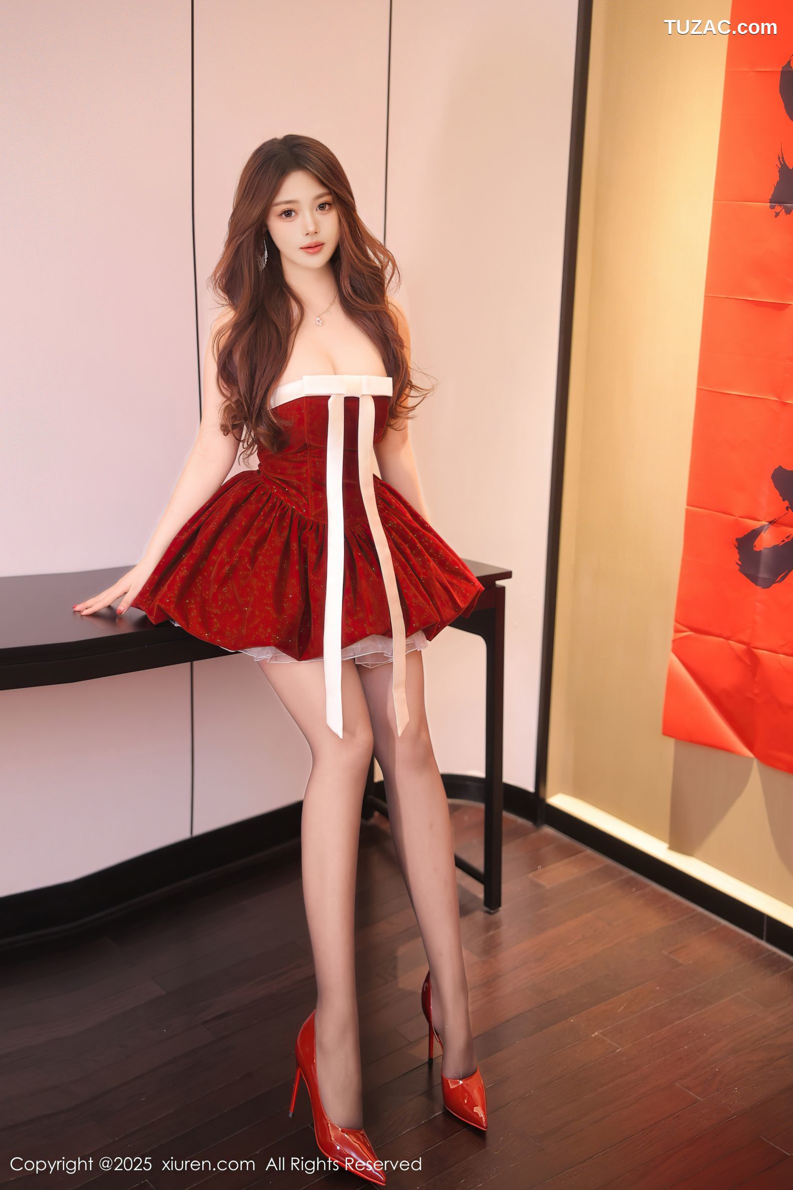 XiuRen秀人网-9927-蛋蛋宝-红色抹胸百褶短裙草莓乳贴爆乳-2025.02.24