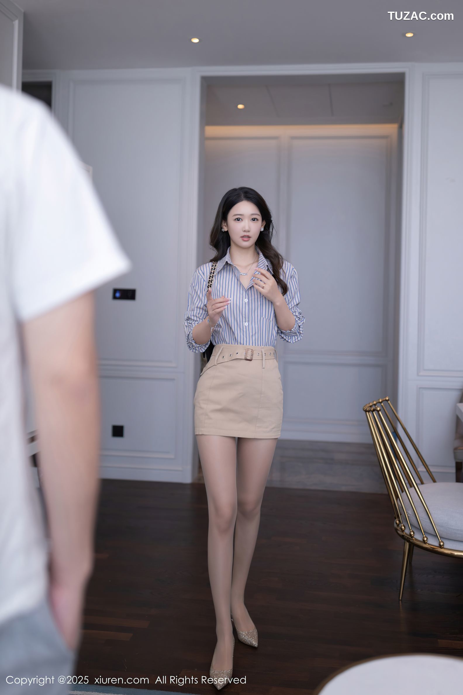 XiuRen秀人网-9928-唐安琪-前任偶遇剧情-蓝条纹衬衫短裙玉足美女-2025.02.24