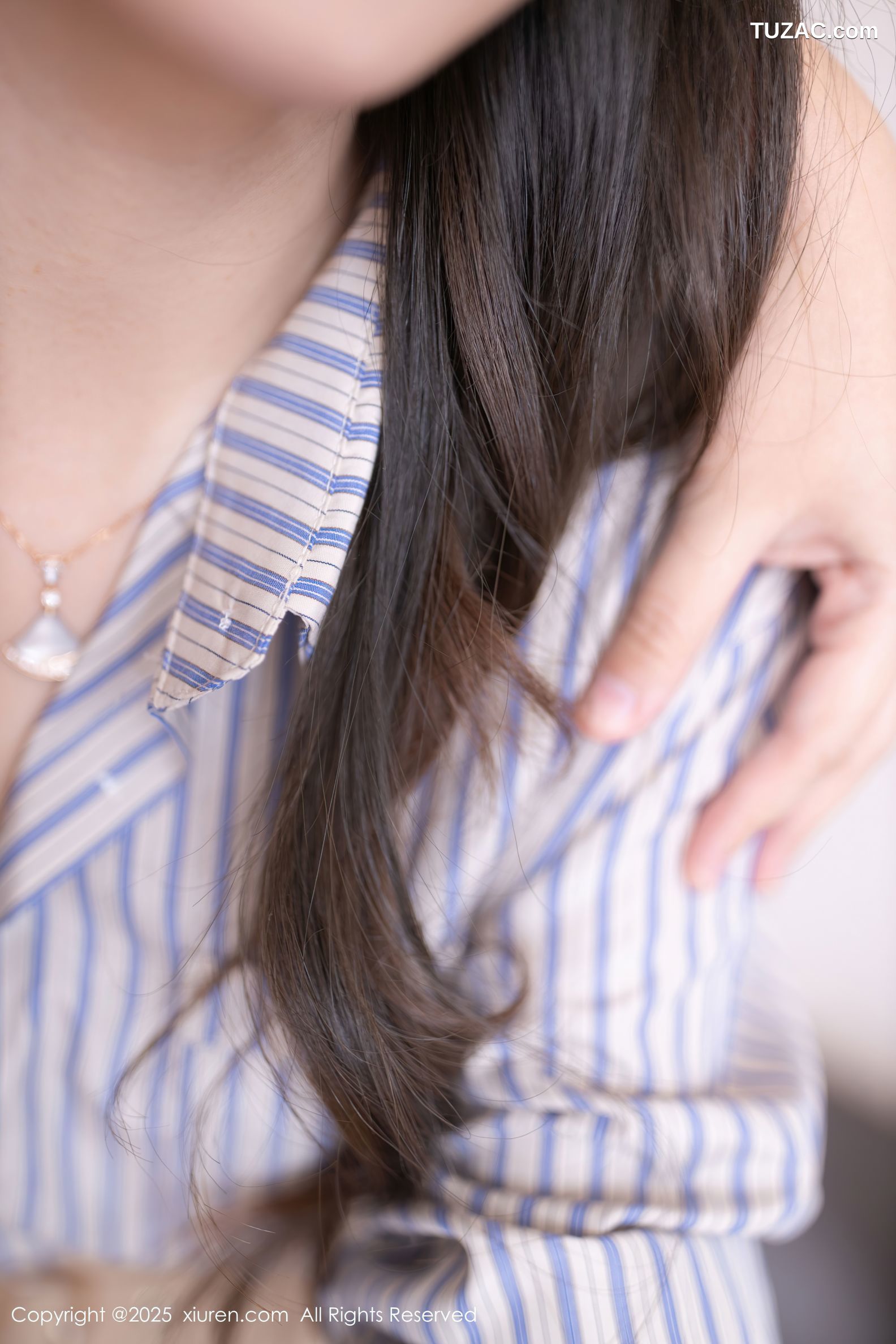 XiuRen秀人网-9928-唐安琪-前任偶遇剧情-蓝条纹衬衫短裙玉足美女-2025.02.24