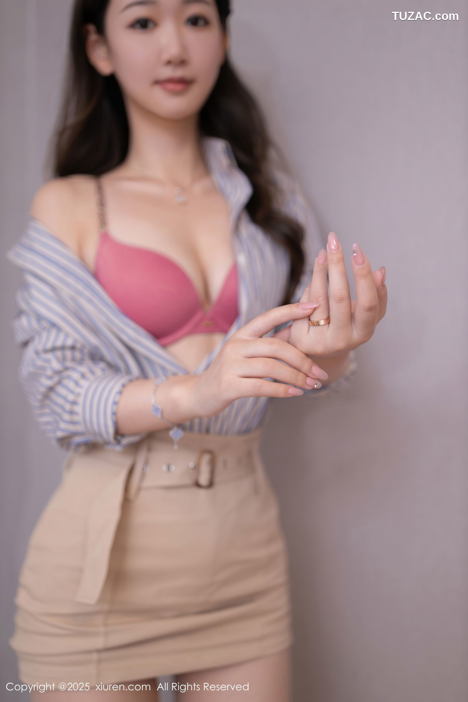 XiuRen秀人网-9928-唐安琪-前任偶遇剧情-蓝条纹衬衫短裙玉足美女-2025.02.24