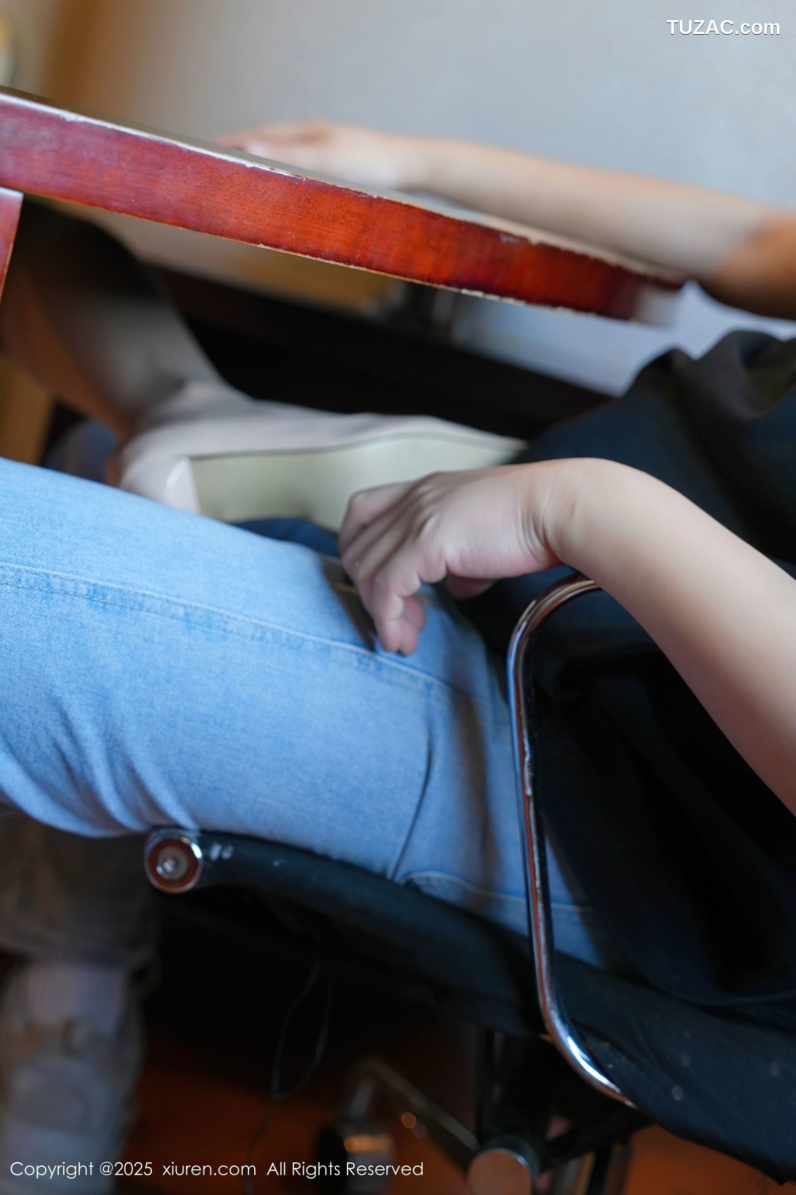 XiuRen秀人网-9930-小泡芙-酒店约炮主题翘臀制服白蕾丝内衣-2025.02.25