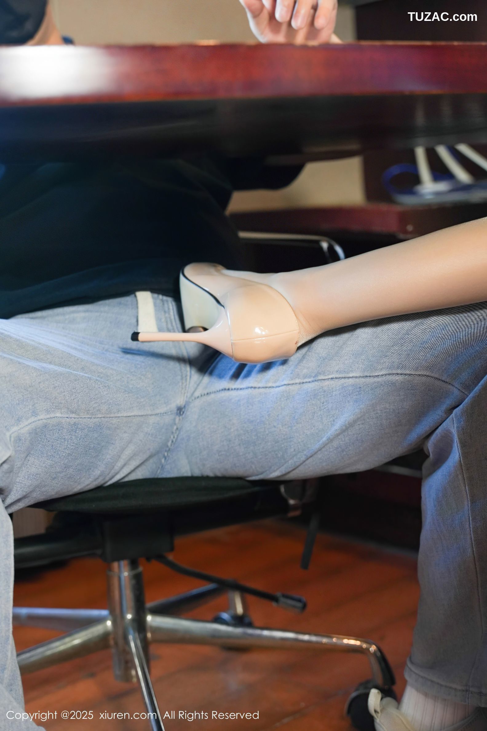 XiuRen秀人网-9930-小泡芙-酒店约炮主题翘臀制服白蕾丝内衣-2025.02.25