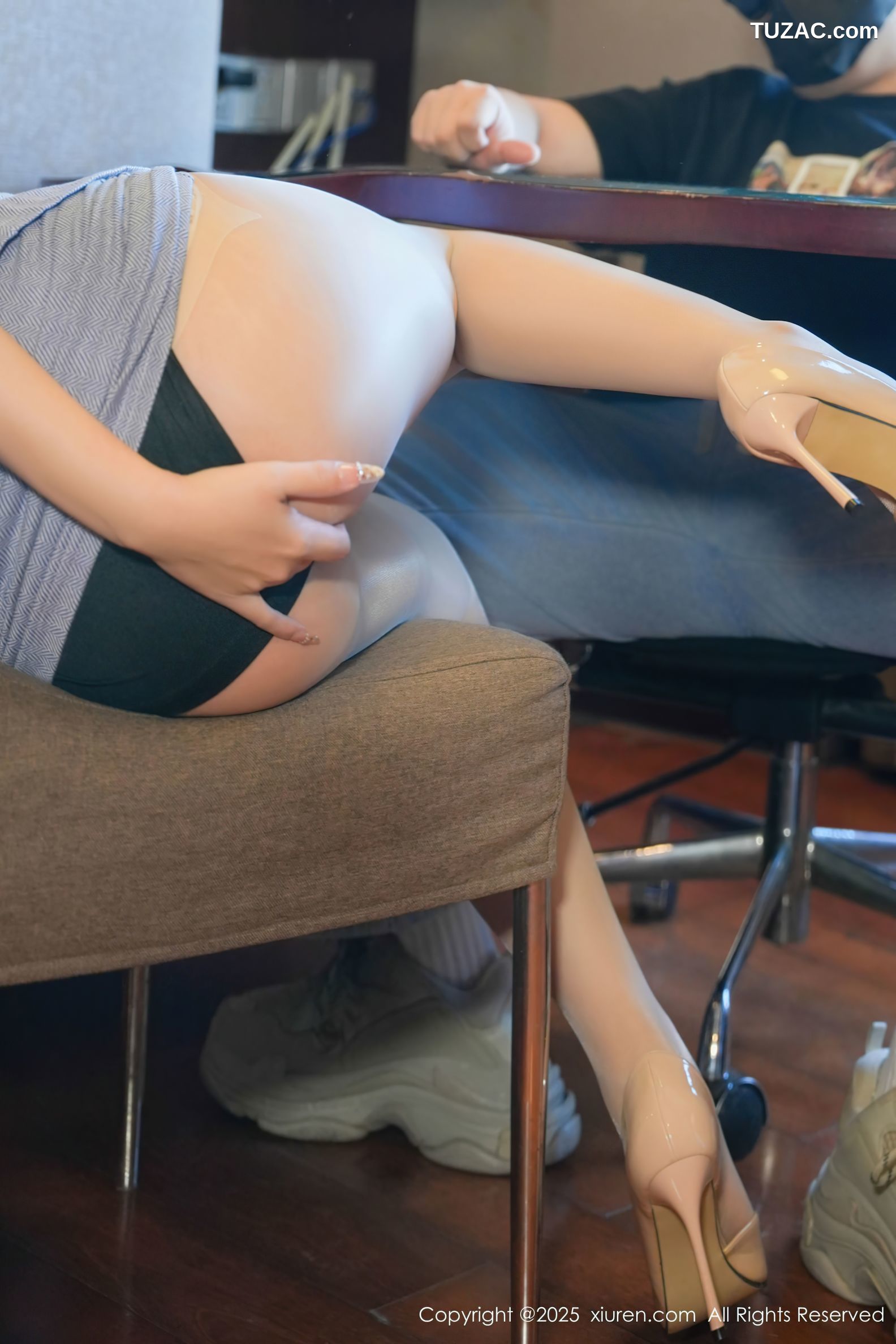 XiuRen秀人网-9930-小泡芙-酒店约炮主题翘臀制服白蕾丝内衣-2025.02.25