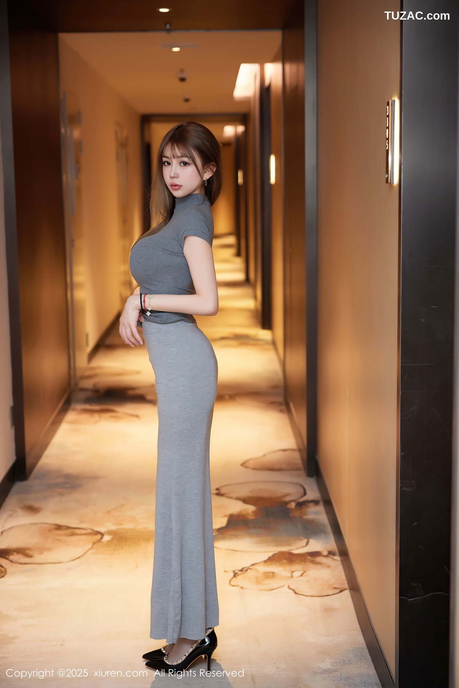 XiuRen秀人网-9931-Zoe柚柚-灰T紧身筒裙灰丝爆乳-2025.02.25