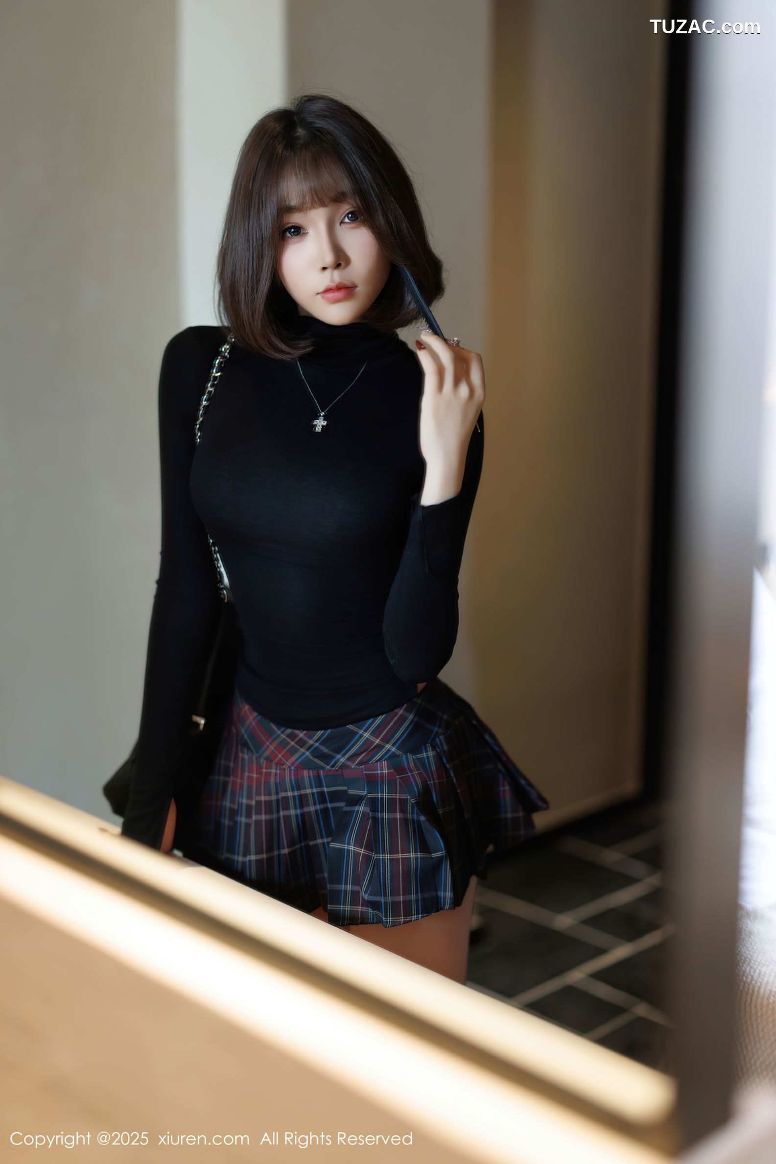 XiuRen秀人网-9944-徐莉芝Booty-黑T超短格子裙翘臀黑色长筒袜-2025.02.27