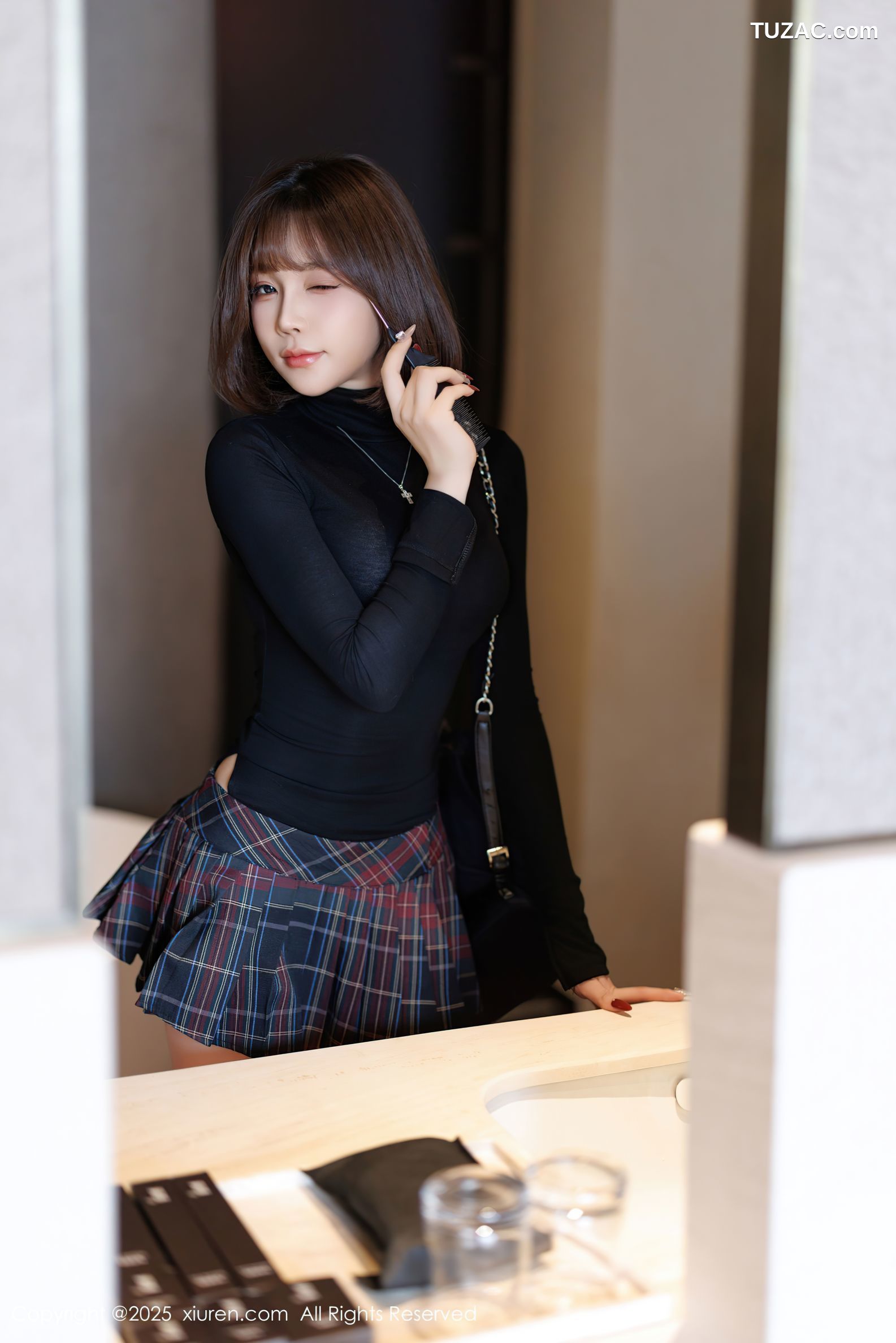 XiuRen秀人网-9944-徐莉芝Booty-黑T超短格子裙翘臀黑色长筒袜-2025.02.27