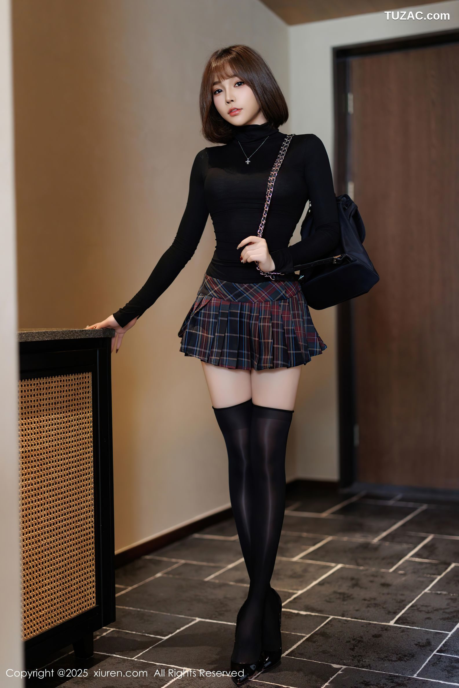 XiuRen秀人网-9944-徐莉芝Booty-黑T超短格子裙翘臀黑色长筒袜-2025.02.27