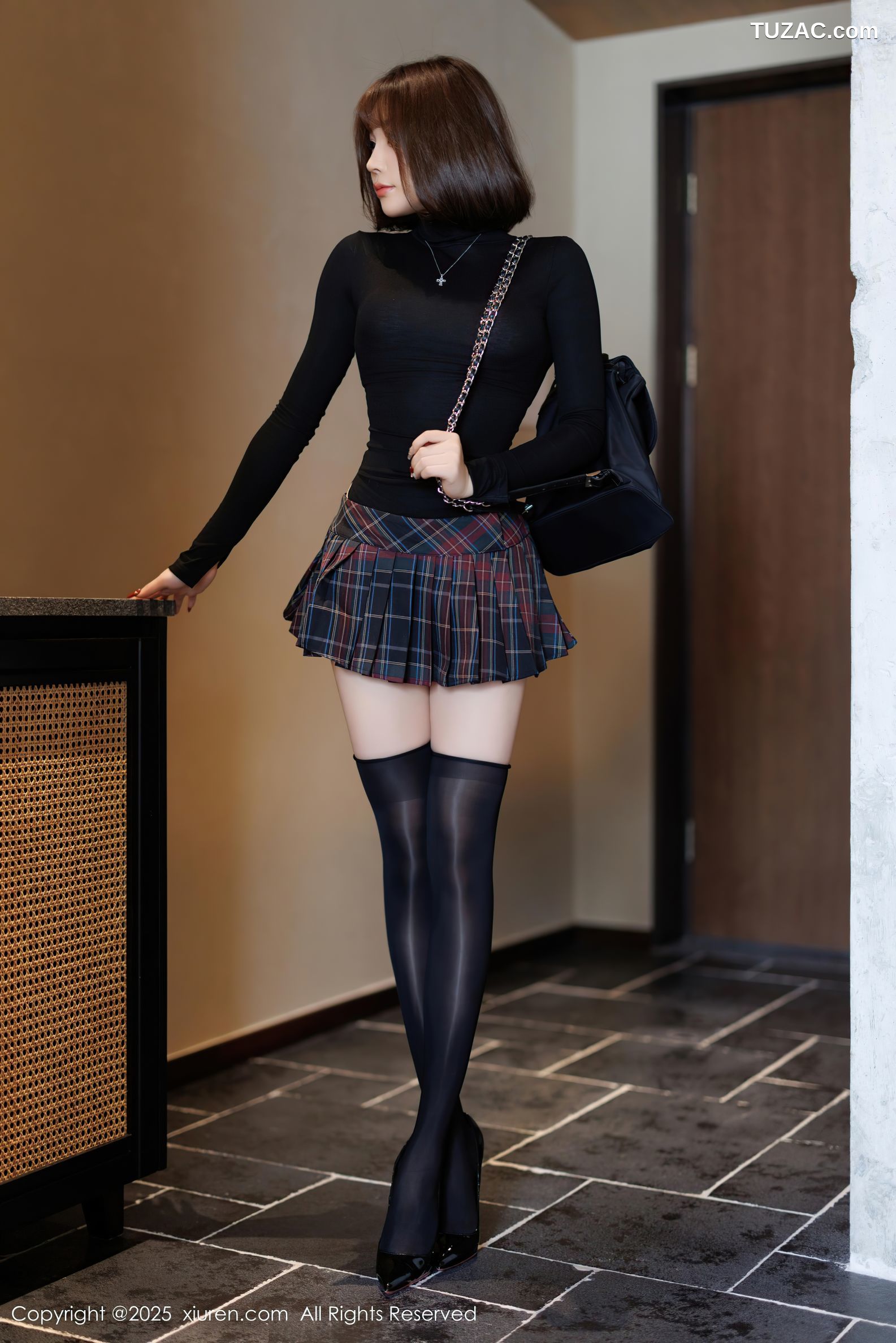 XiuRen秀人网-9944-徐莉芝Booty-黑T超短格子裙翘臀黑色长筒袜-2025.02.27