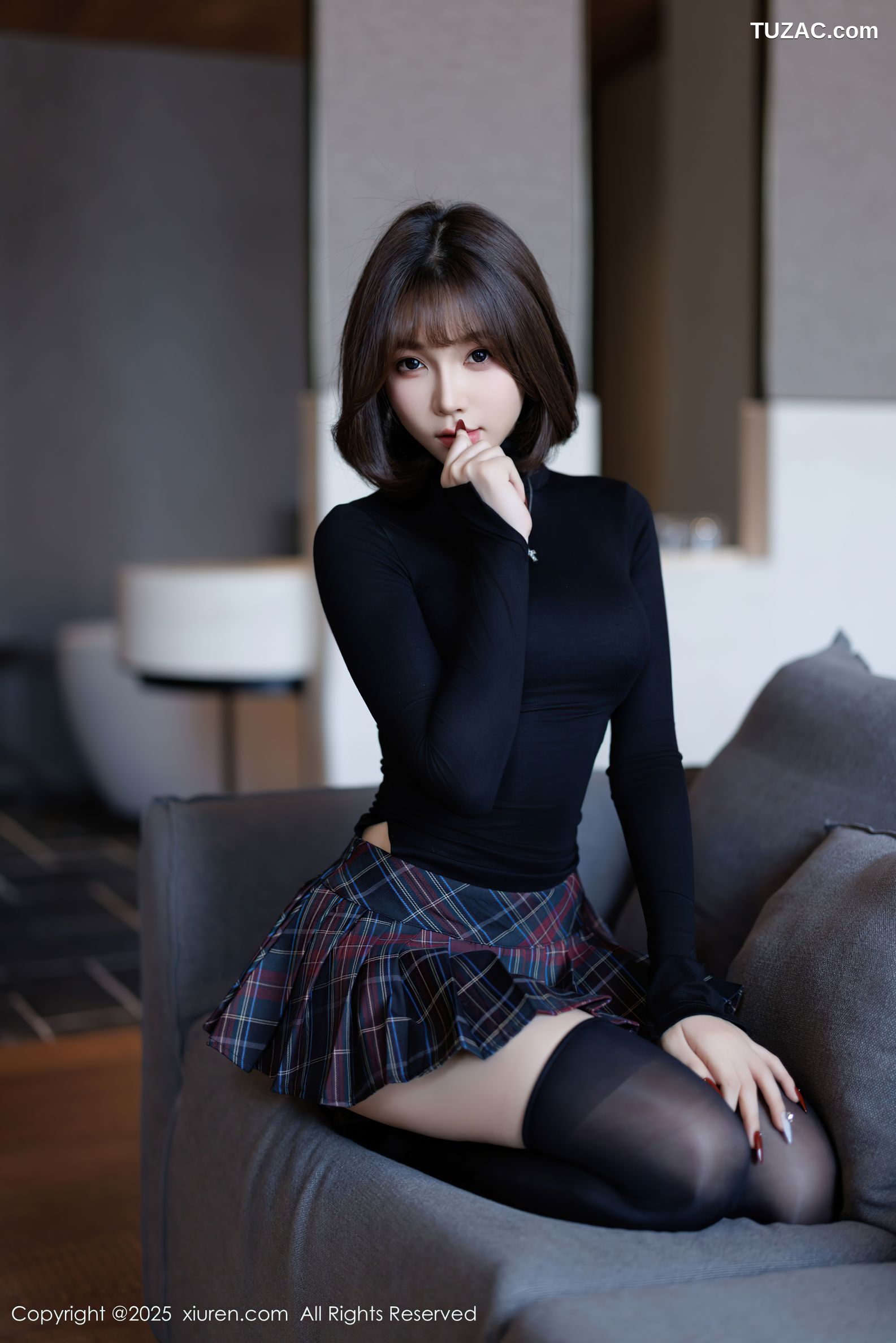 XiuRen秀人网-9944-徐莉芝Booty-黑T超短格子裙翘臀黑色长筒袜-2025.02.27