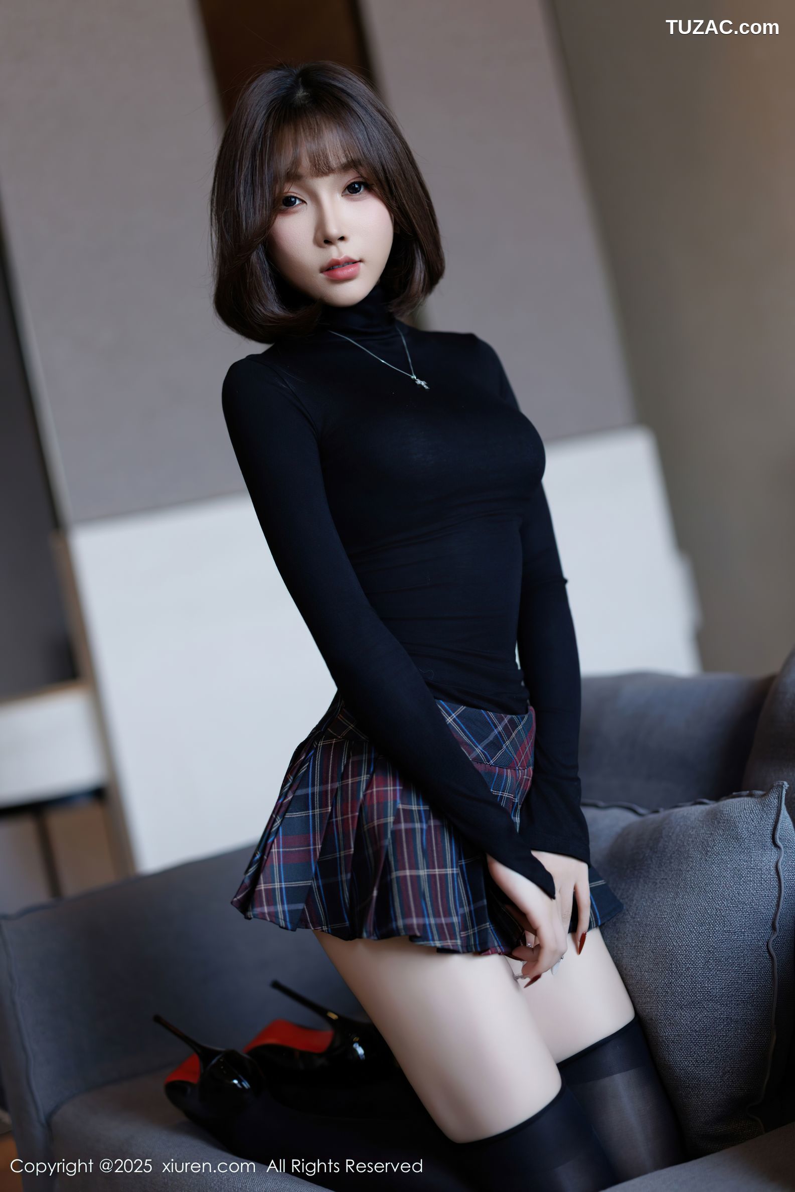 XiuRen秀人网-9944-徐莉芝Booty-黑T超短格子裙翘臀黑色长筒袜-2025.02.27