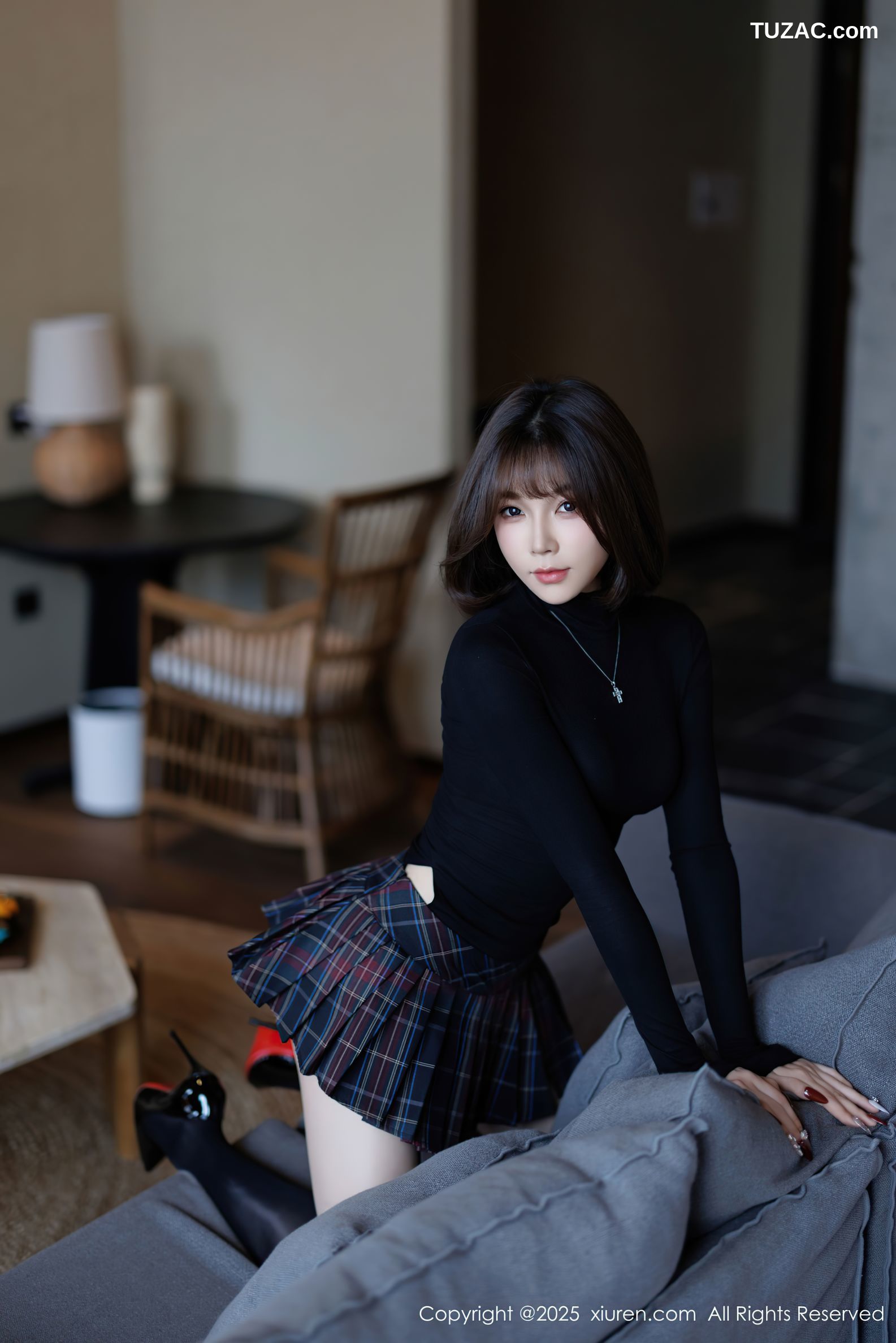 XiuRen秀人网-9944-徐莉芝Booty-黑T超短格子裙翘臀黑色长筒袜-2025.02.27