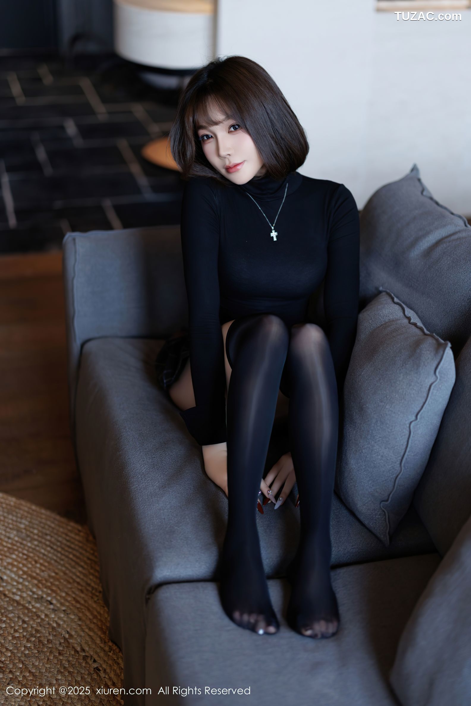 XiuRen秀人网-9944-徐莉芝Booty-黑T超短格子裙翘臀黑色长筒袜-2025.02.27