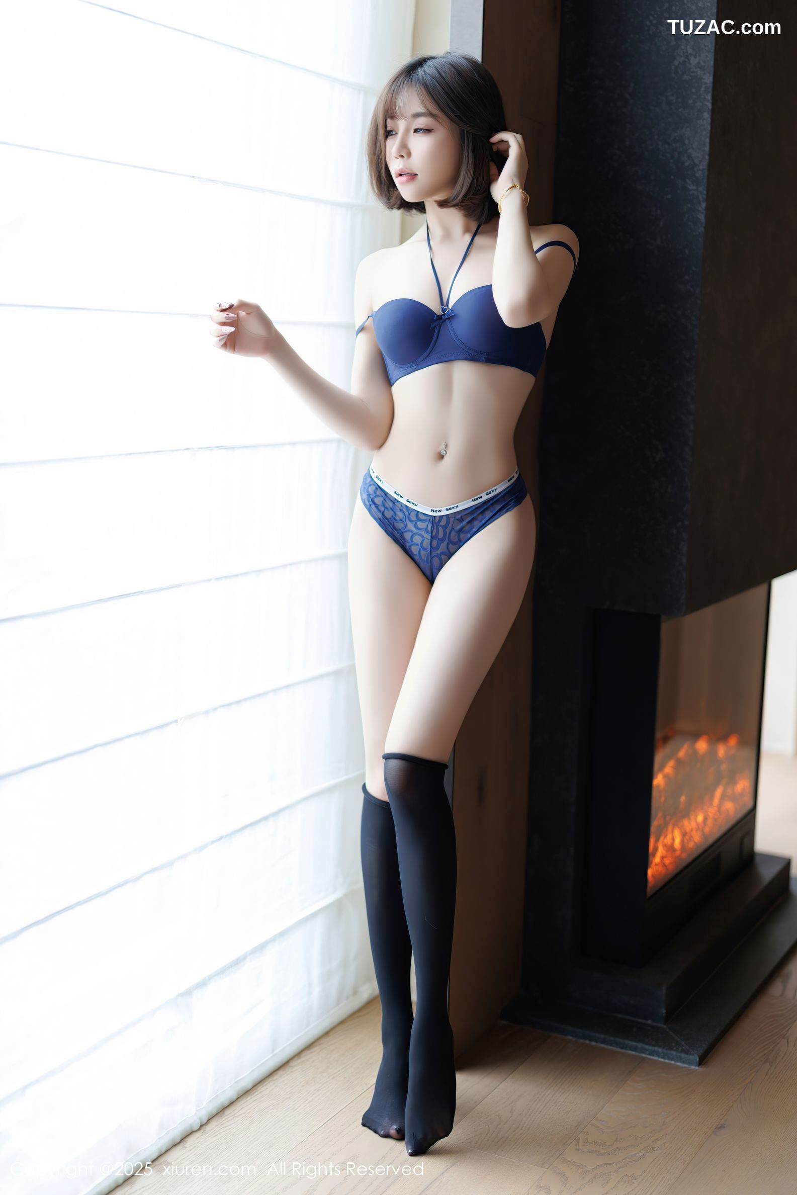 XiuRen秀人网-9944-徐莉芝Booty-黑T超短格子裙翘臀黑色长筒袜-2025.02.27