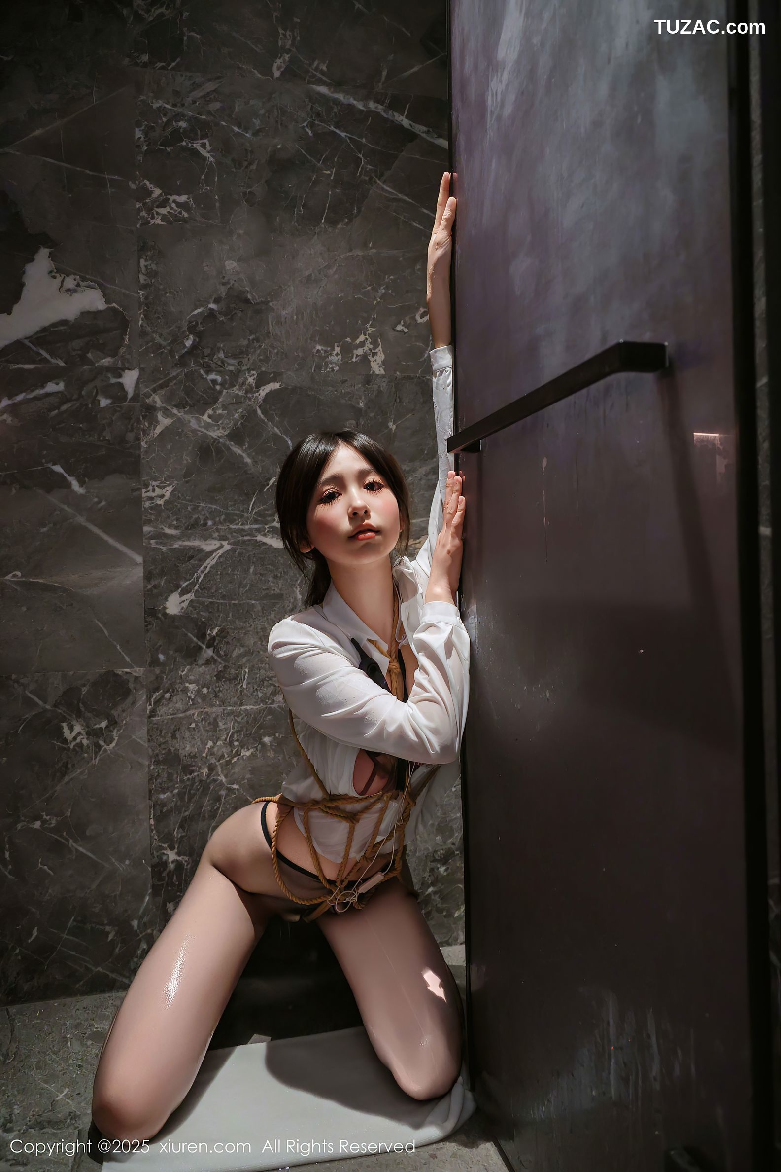 XiuRen秀人网-9949-奶芙乔乔-清纯校服白衬衫酒红内衣黑丝浴室捆绑-2025.02.28