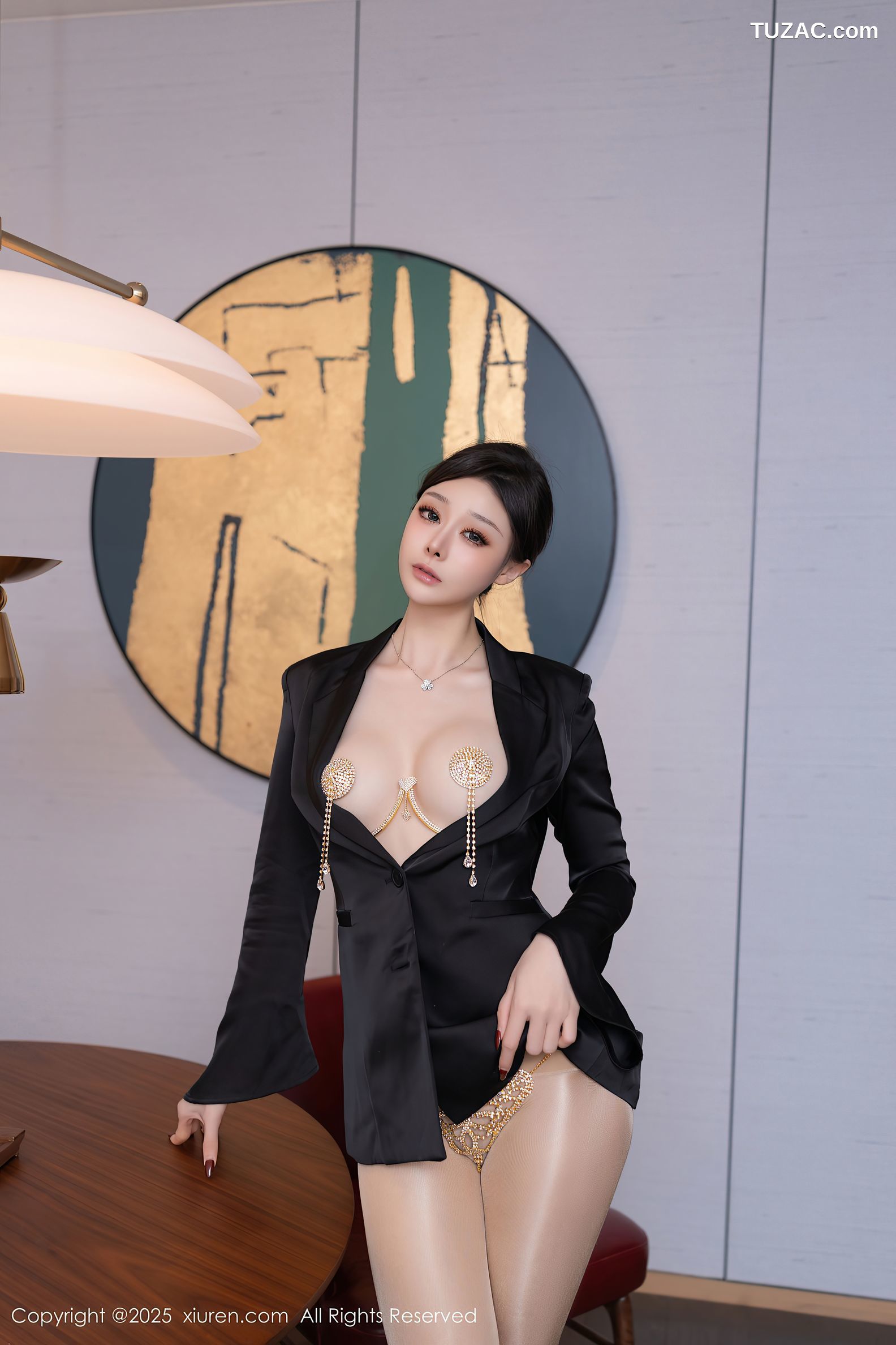 XiuRen秀人网-9951-小逗逗-黑色西装外套真空金色珠链内衣爆乳-2025.02.28