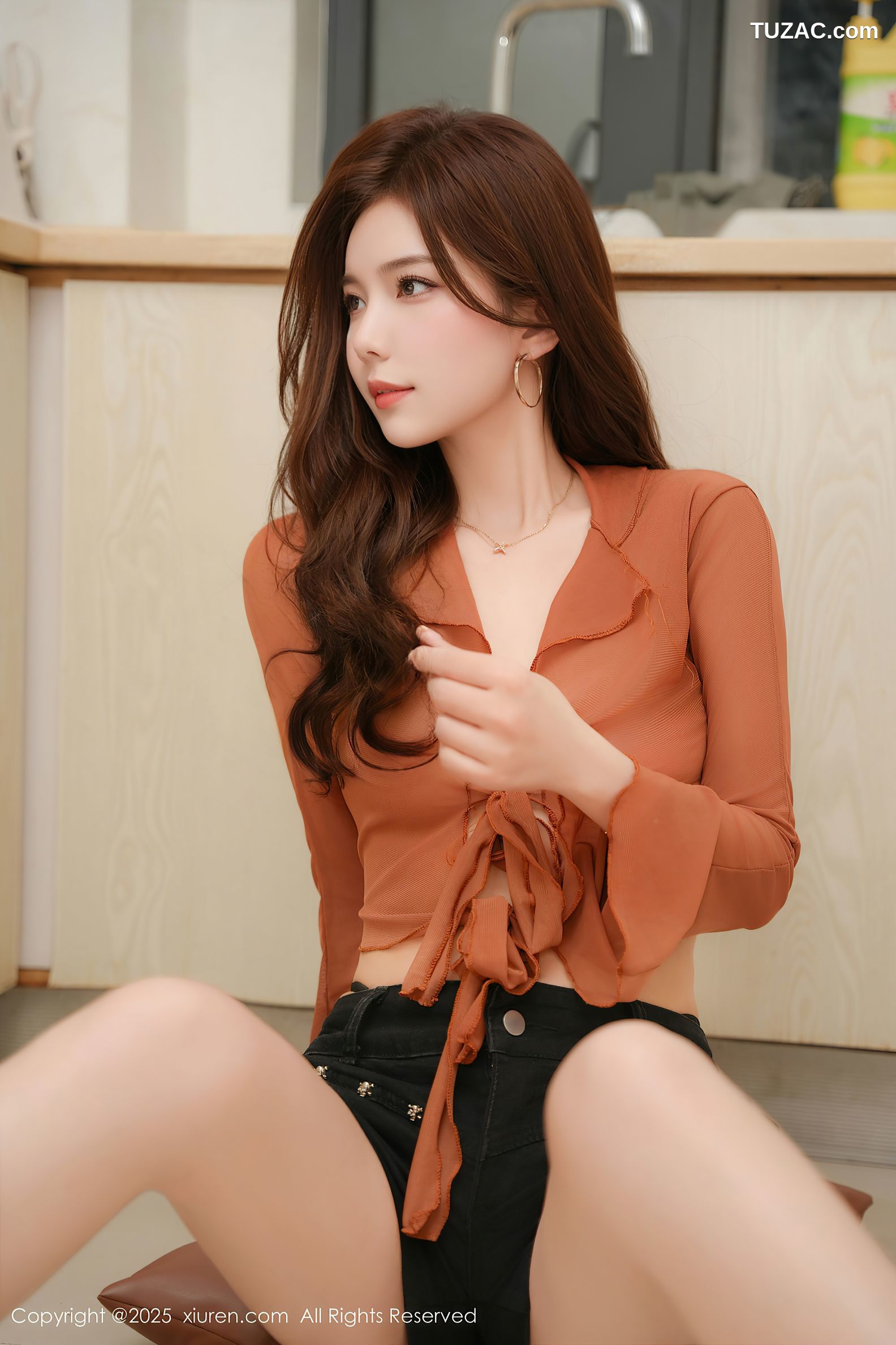 XiuRen秀人网-9956-拍黄瓜girl-桔色衬衫黑短裤丁字裤爆乳-2025.03.03