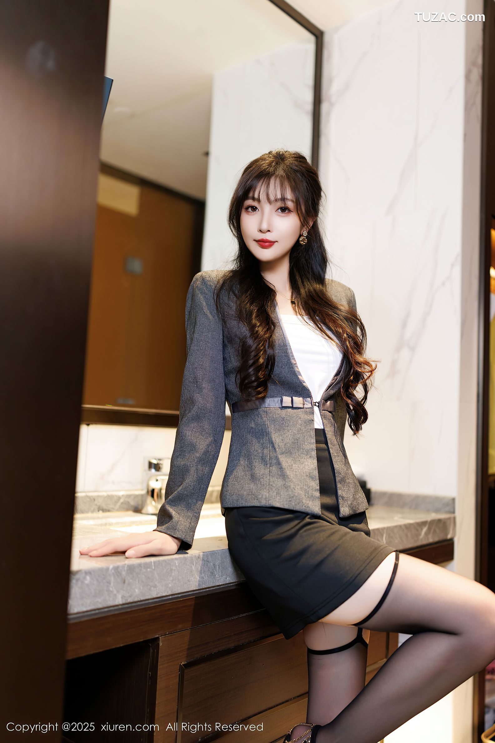 XiuRen秀人网-9957-樱桃小阑子-OL灰色裙装紫色蕾丝内衣吊带袜-2025.03.03