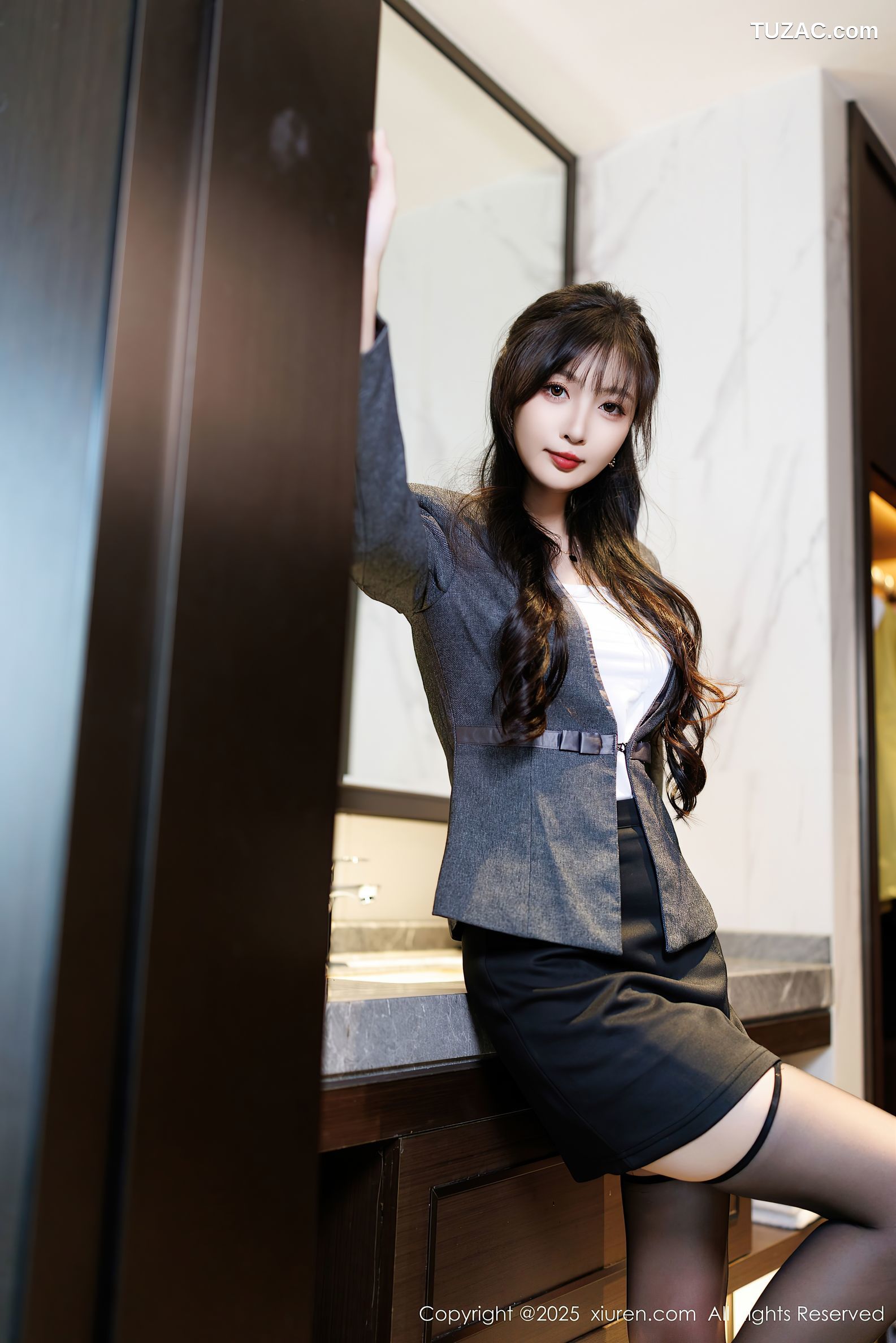 XiuRen秀人网-9957-樱桃小阑子-OL灰色裙装紫色蕾丝内衣吊带袜-2025.03.03