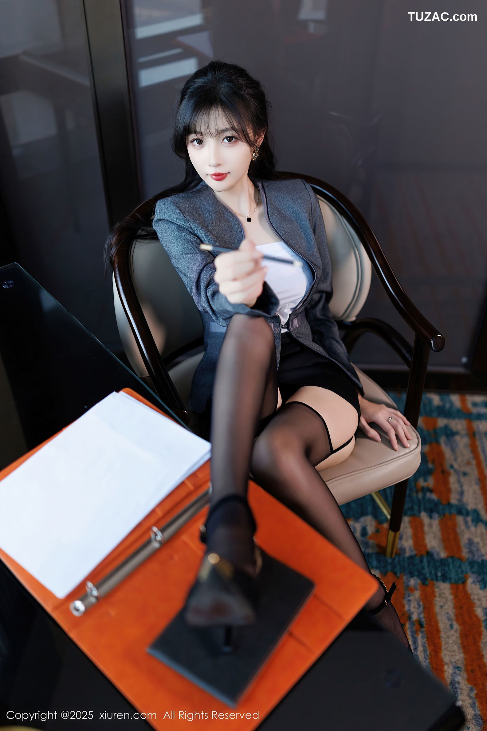 XiuRen秀人网-9957-樱桃小阑子-OL灰色裙装紫色蕾丝内衣吊带袜-2025.03.03