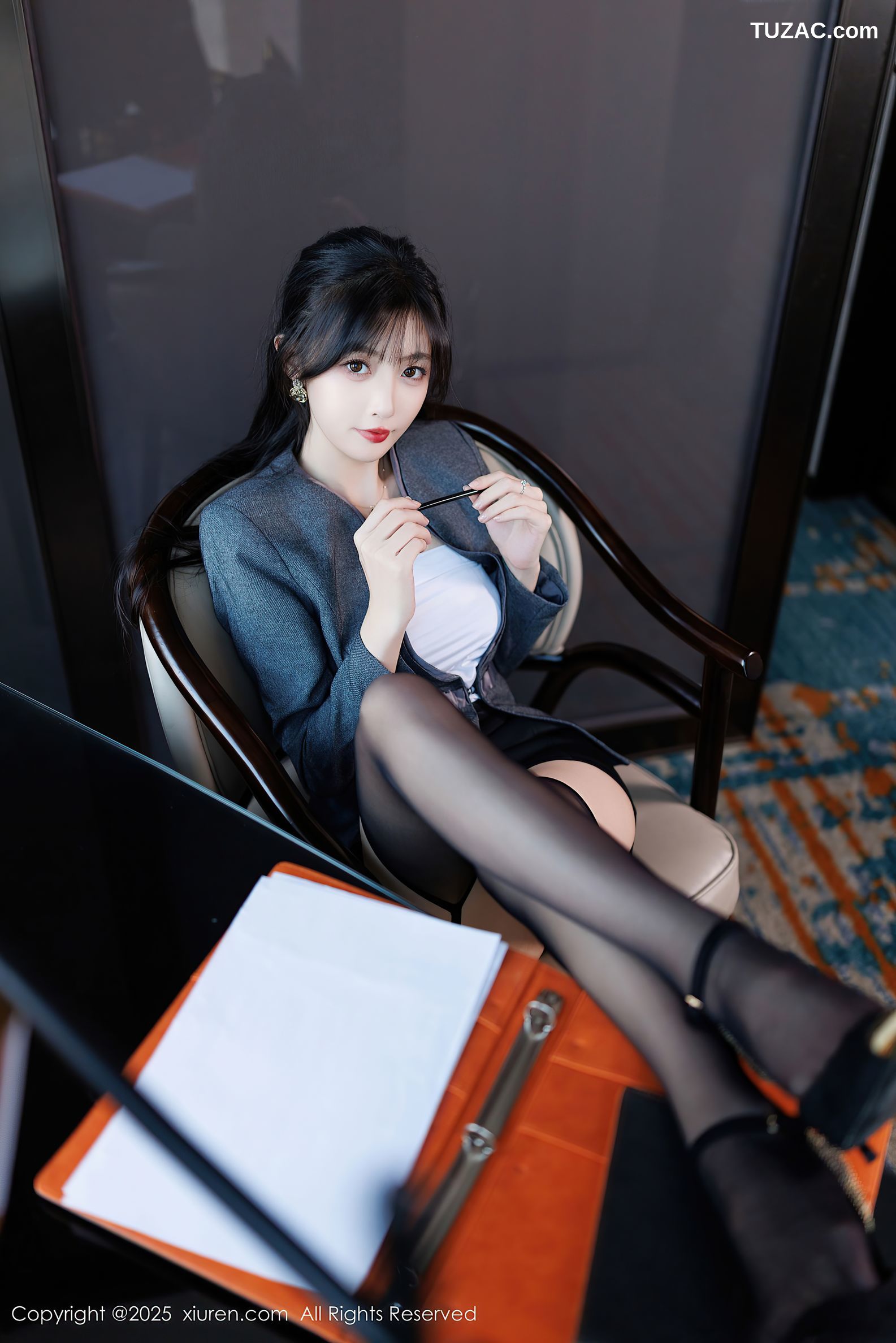 XiuRen秀人网-9957-樱桃小阑子-OL灰色裙装紫色蕾丝内衣吊带袜-2025.03.03